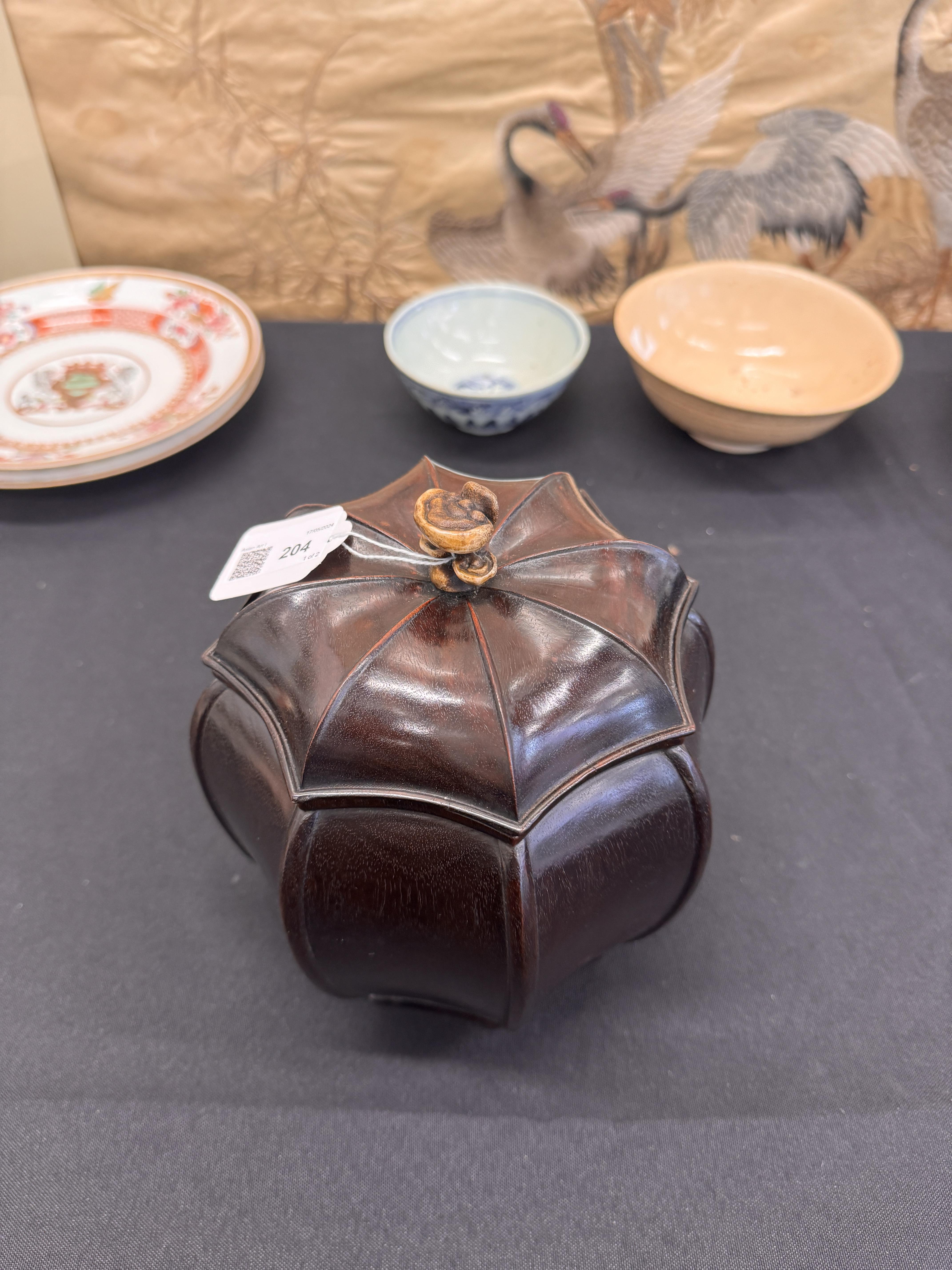 A CHINESE CARVED HARDWOOD TEA CADDY AND COVER 清十八世紀 硬木茶葉罐連蓋 - Image 18 of 21