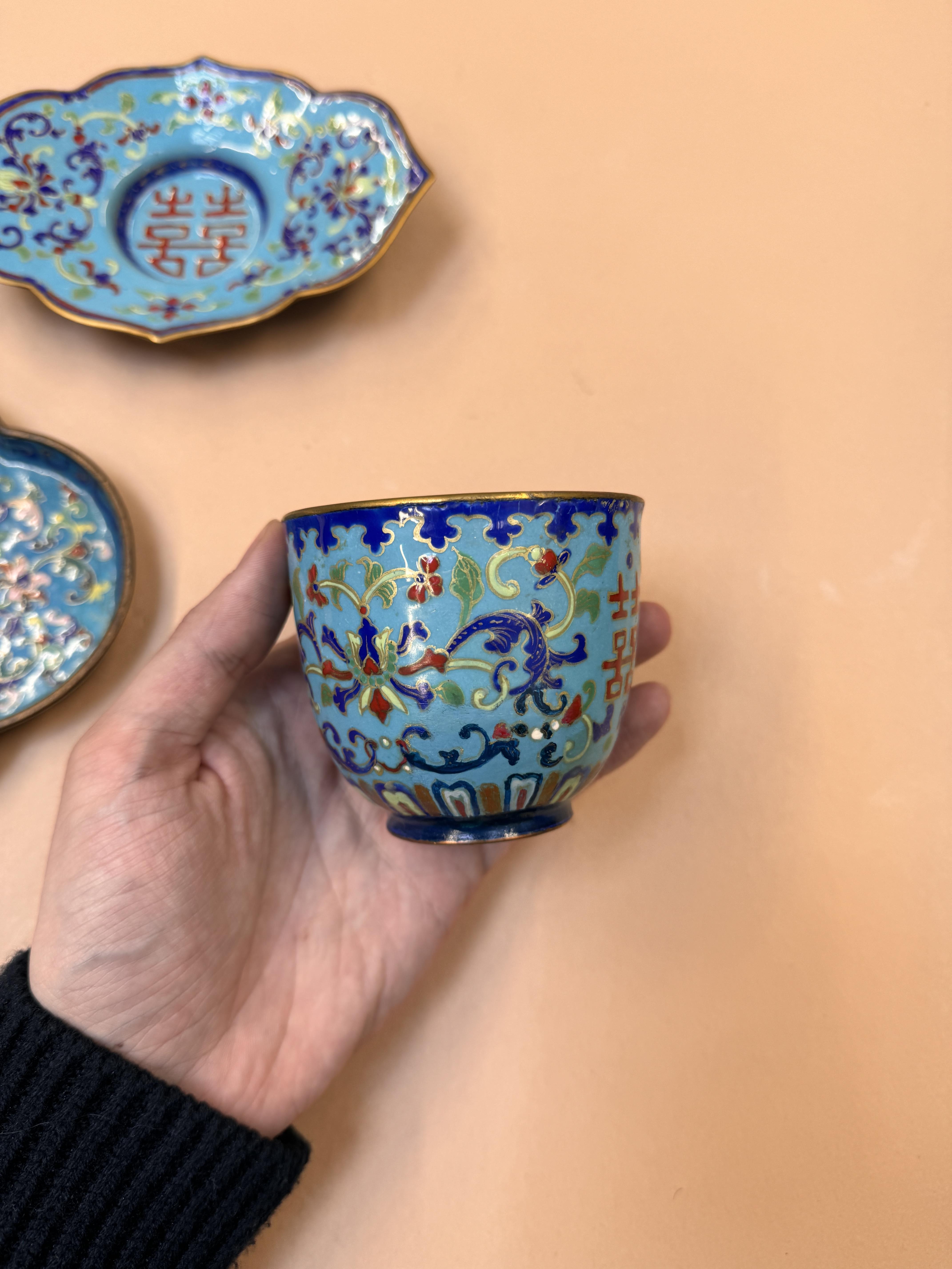 A CHINESE CANTON ENAMEL CUP, STAND AND DISH 清十九世紀 廣東銅胎畫琺瑯「壽」盤及「囍」盃及盤 - Image 24 of 31