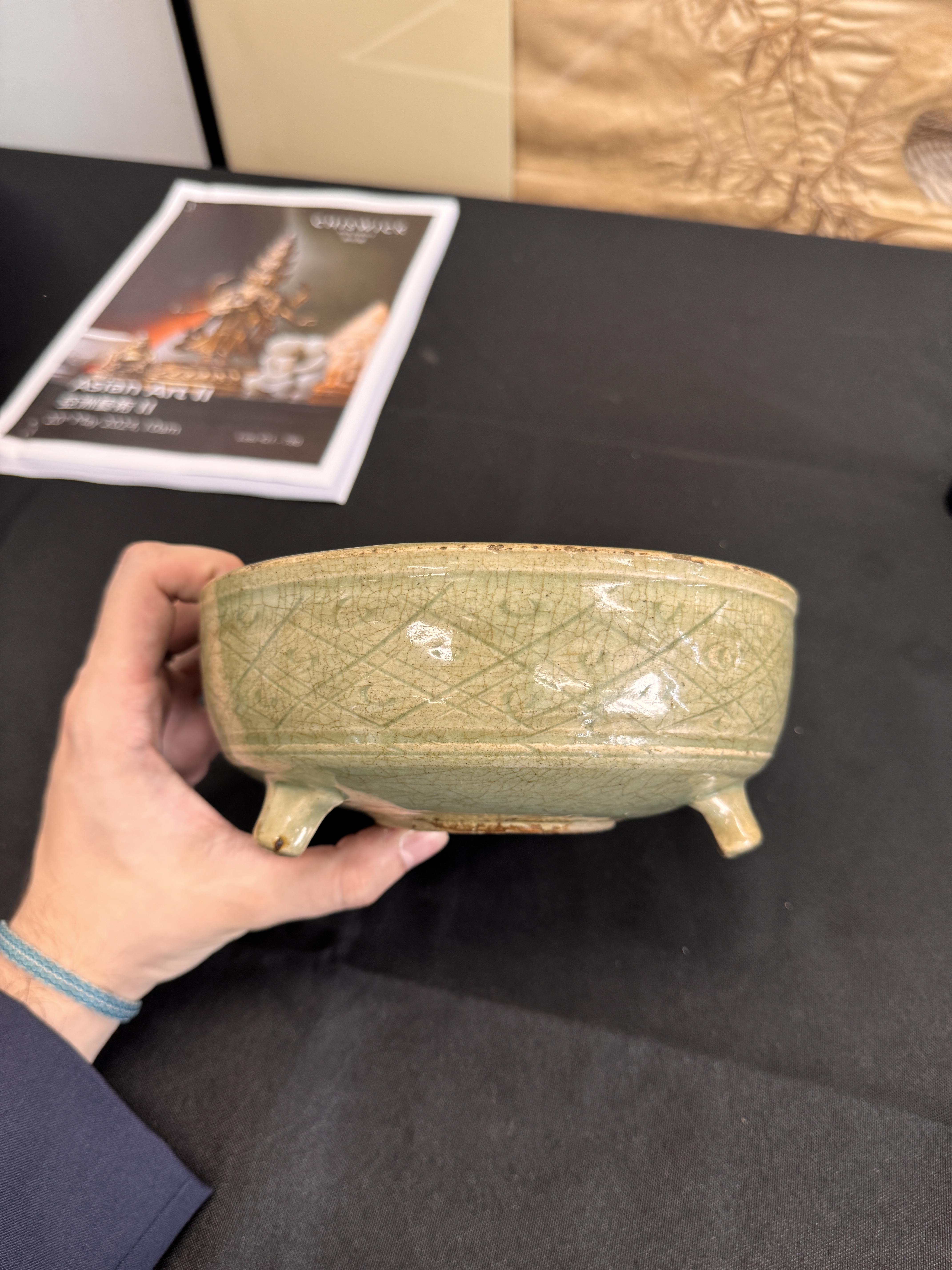 A CHINESE LONGQUAN CELADON-GLAZED TRIPOD CENSER 明 約1500年 龍泉窯青釉三足爐 - Image 13 of 14