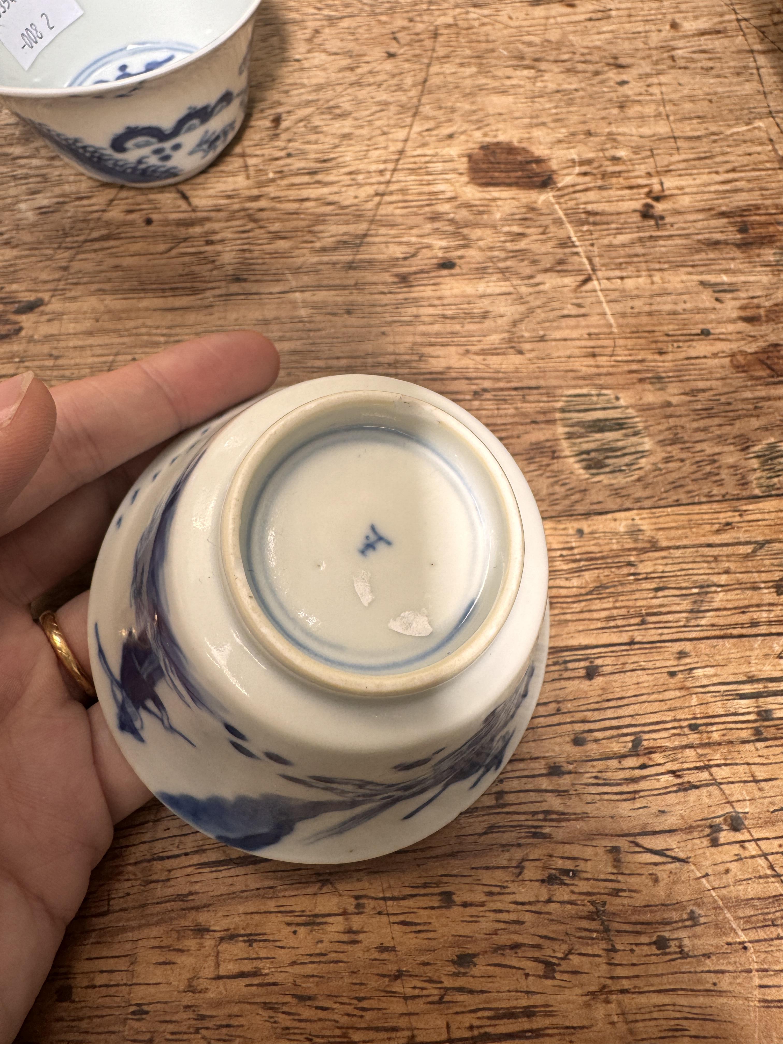 TWO CHINESE BLUE AND WHITE CUPS 清康熙 青花策馬勇戰圖盃兩件 《玉》款 - Image 4 of 23