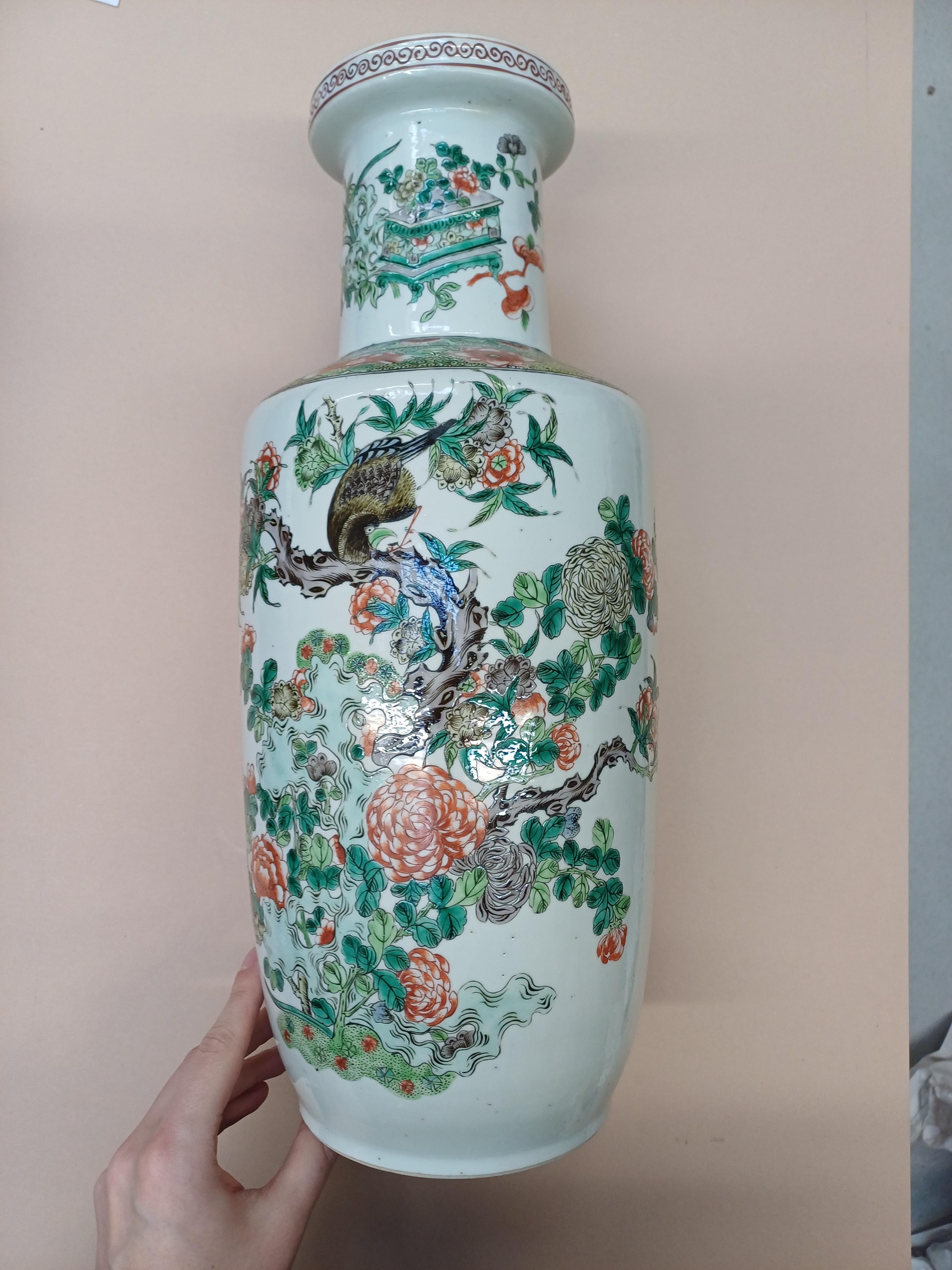 A PAIR OF FINE CHINESE FAMILLE-VERTE ‘BIRD AND BLOSSOM’ VASES 清康熙 五彩花鳥圖紋瓶一對 - Image 11 of 16