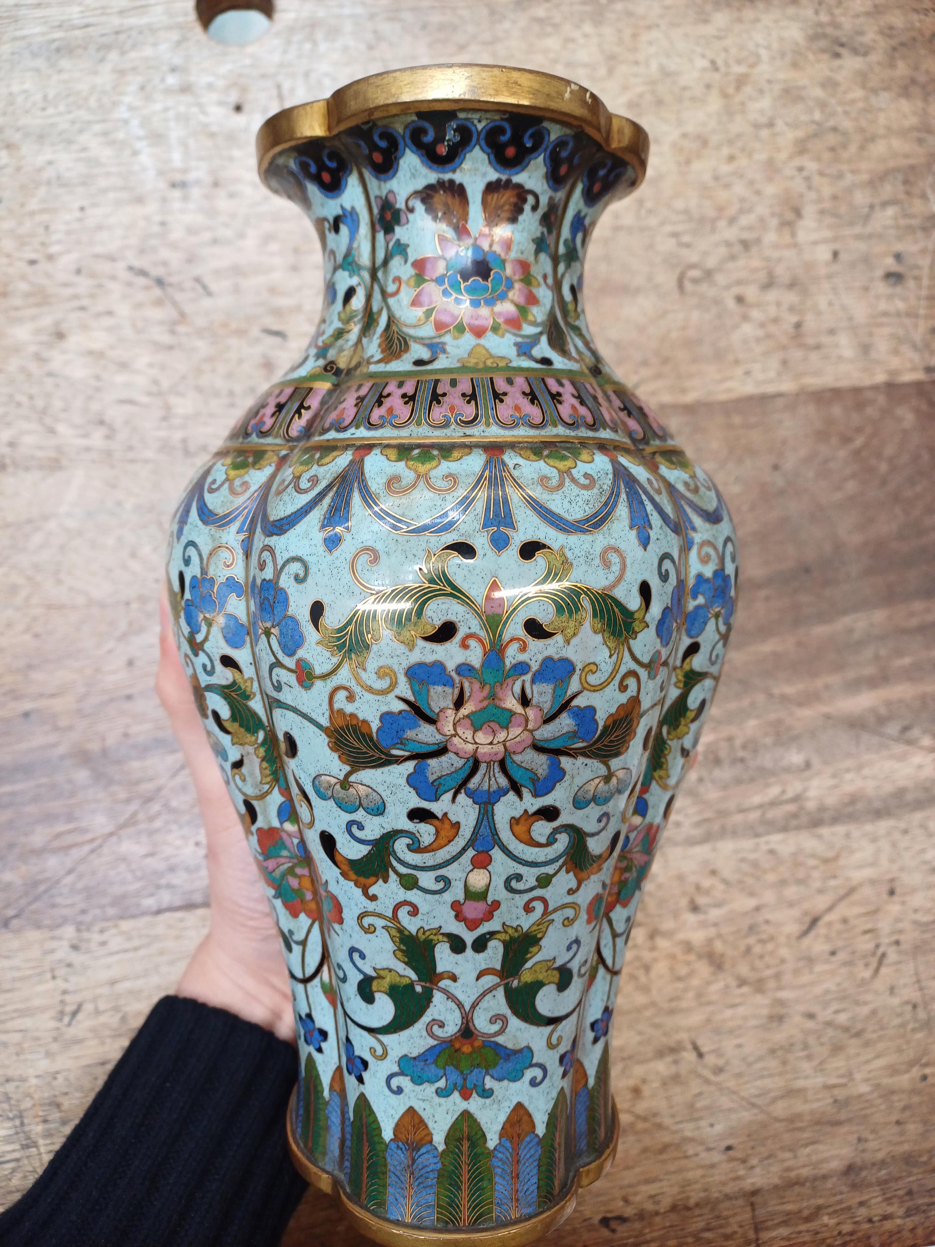 A PAIR OF CHINESE CLOISONNÉ ENAMEL VASES 清十八世紀 銅胎掐絲琺瑯番蓮紋瓶一對 - Image 5 of 17