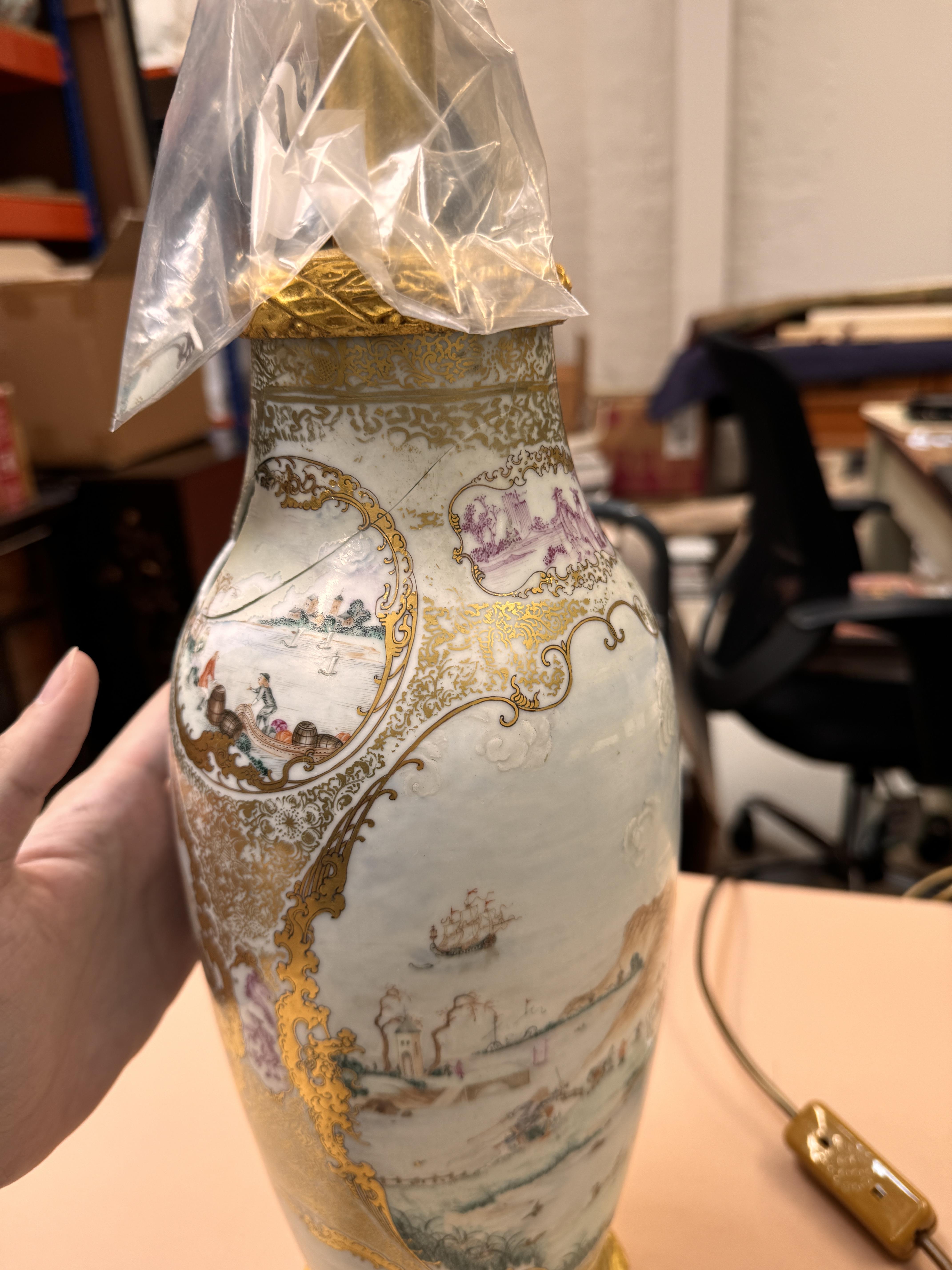 A FINE PAIR OF CHINESE EXPORT 'EUROPEAN HUNTING SCENE' VASES 清雍正或乾隆 外銷粉彩西洋人物巡狩圖瓶一對 - Image 8 of 39