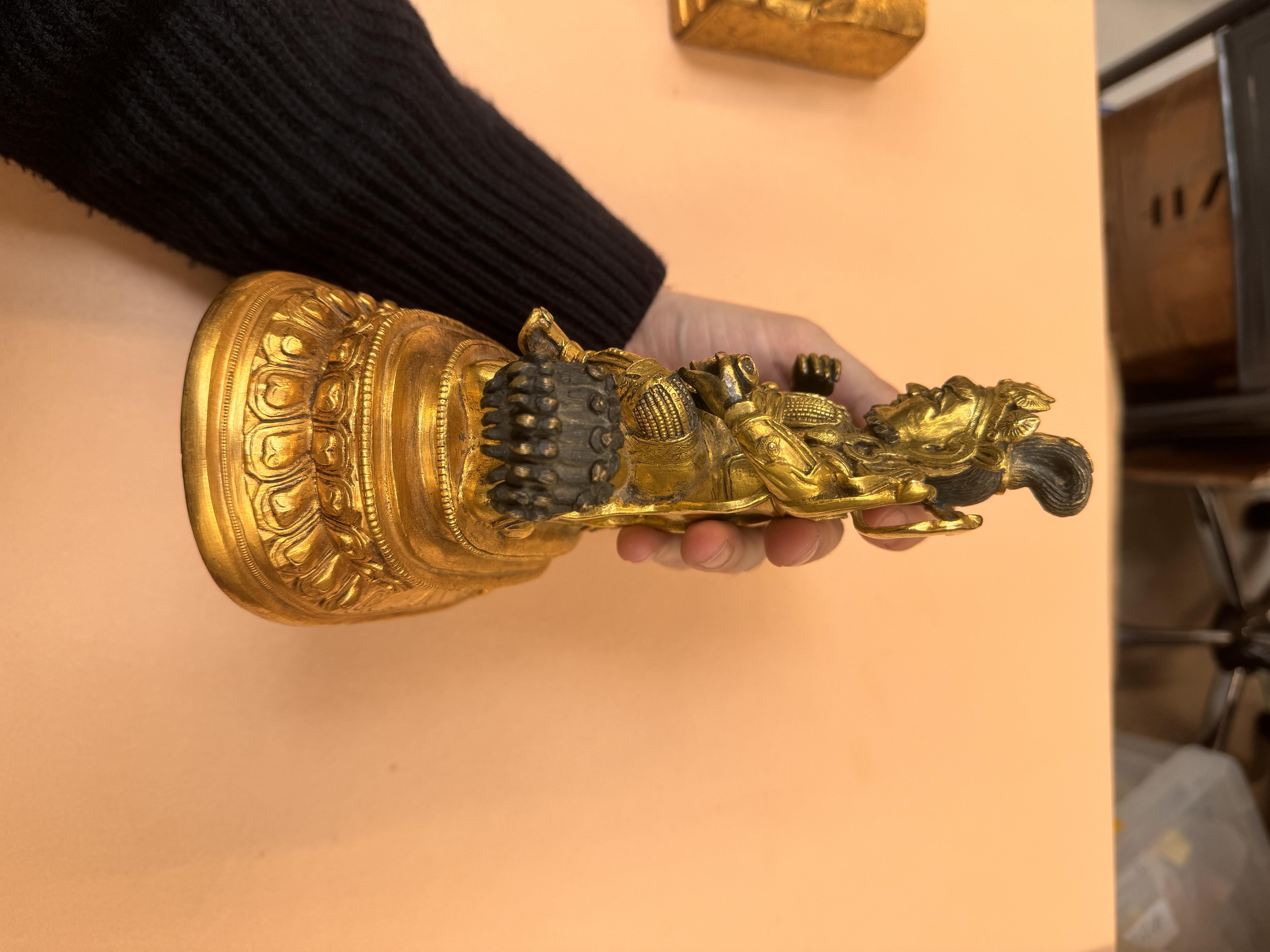 A SINO-TIBETAN GILT-BRONZE FIGURE OF VAISHRAVANA 十九世紀或後期 銅鎏金多聞天王像 - Image 17 of 22