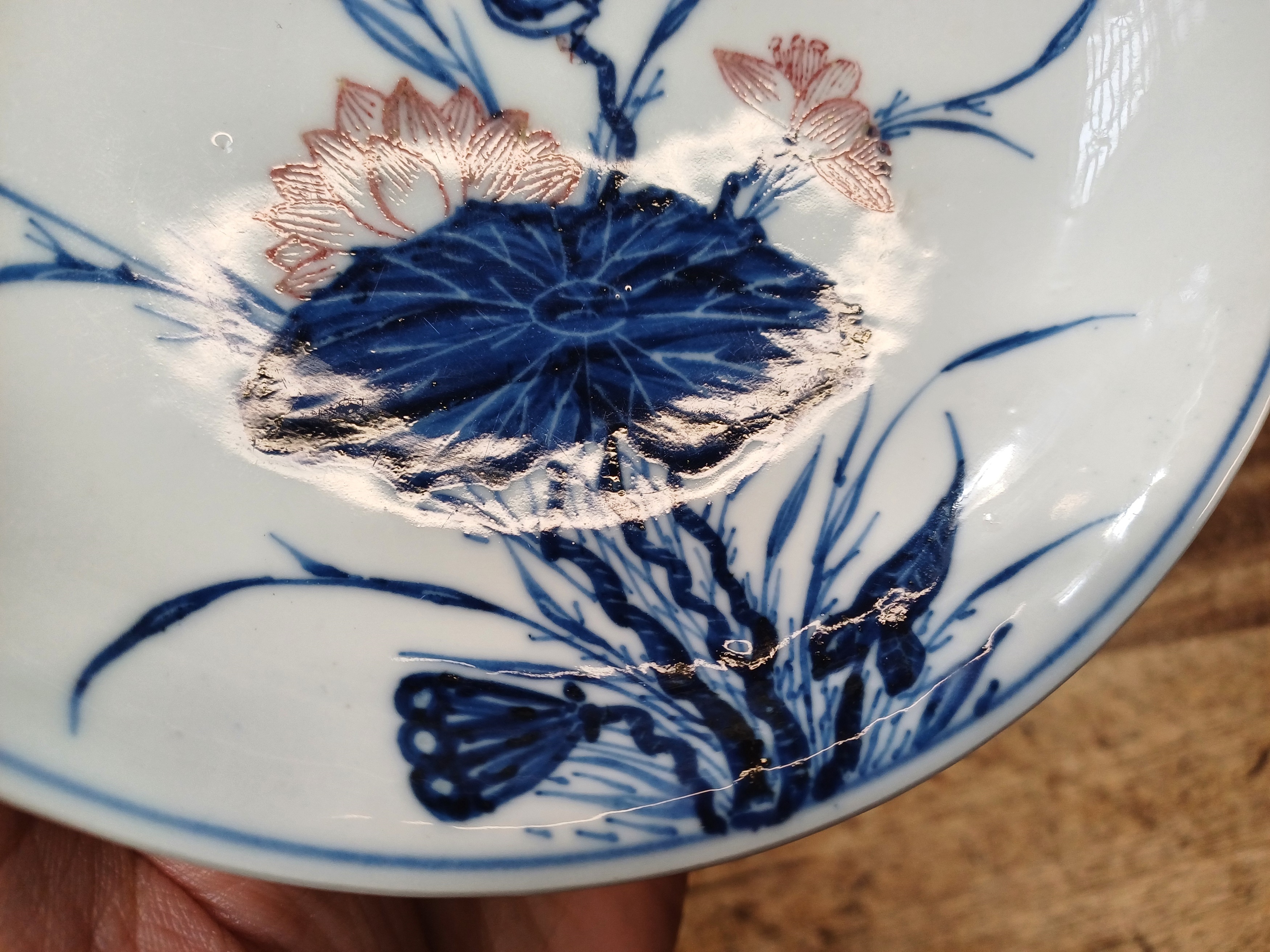 A RARE CHINESE BLUE AND WHITE AND COPPER-RED 'LOTUS AND EGRET' DISH 清康熙 青花釉裡紅一路連科圖盤 - Image 7 of 13