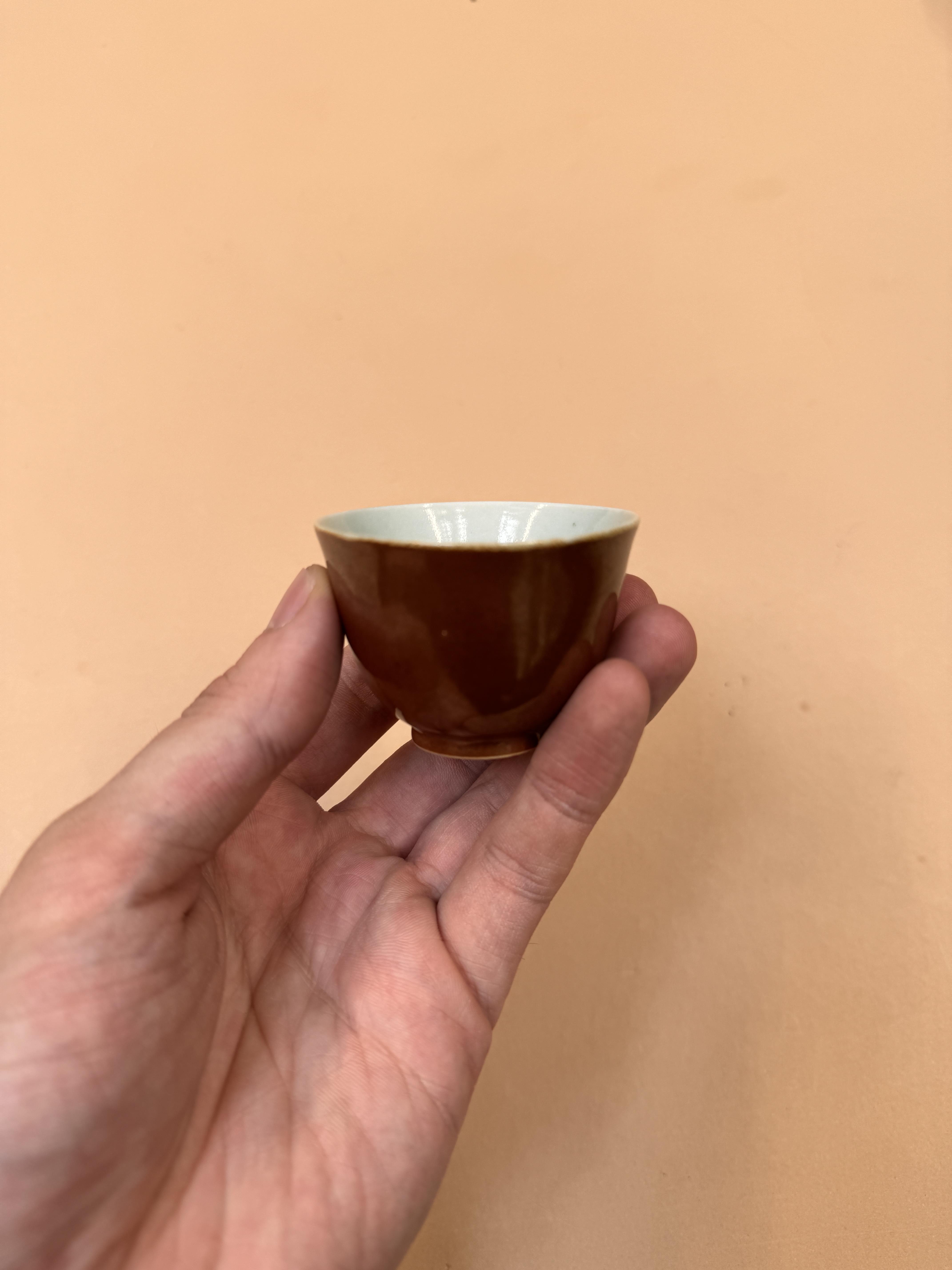 A RARE CHINESE MONOCHROME BROWN-GLAZED WINE CUP 清乾隆 醬釉盃 《大清乾隆年製》款 - Image 22 of 23