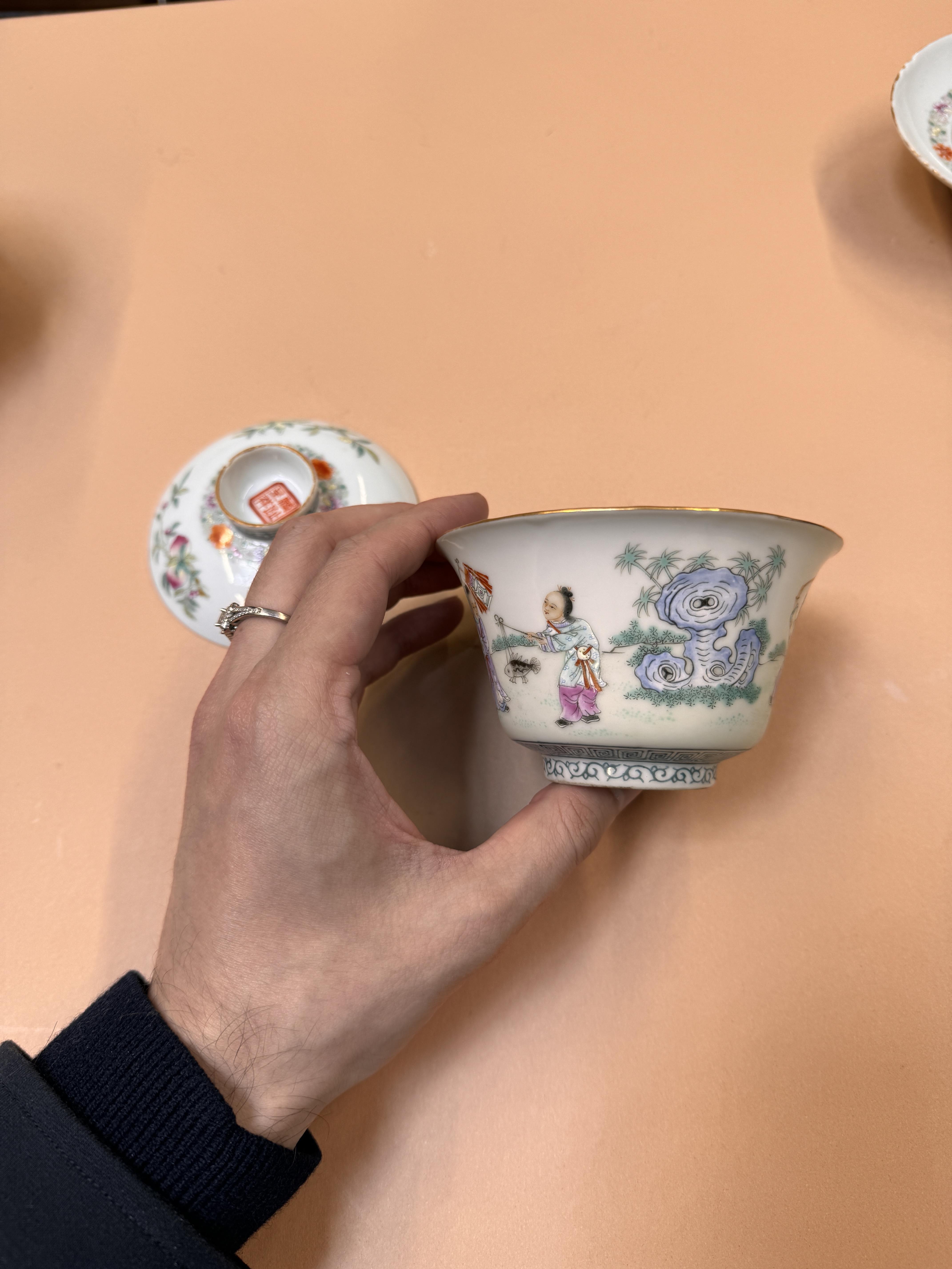 A PAIR OF CHINESE FAMILLE-ROSE CUPS, COVERS AND STANDS 民國時期 粉彩嬰戲圖蓋盌一對 《麟指呈祥》款 - Image 15 of 44