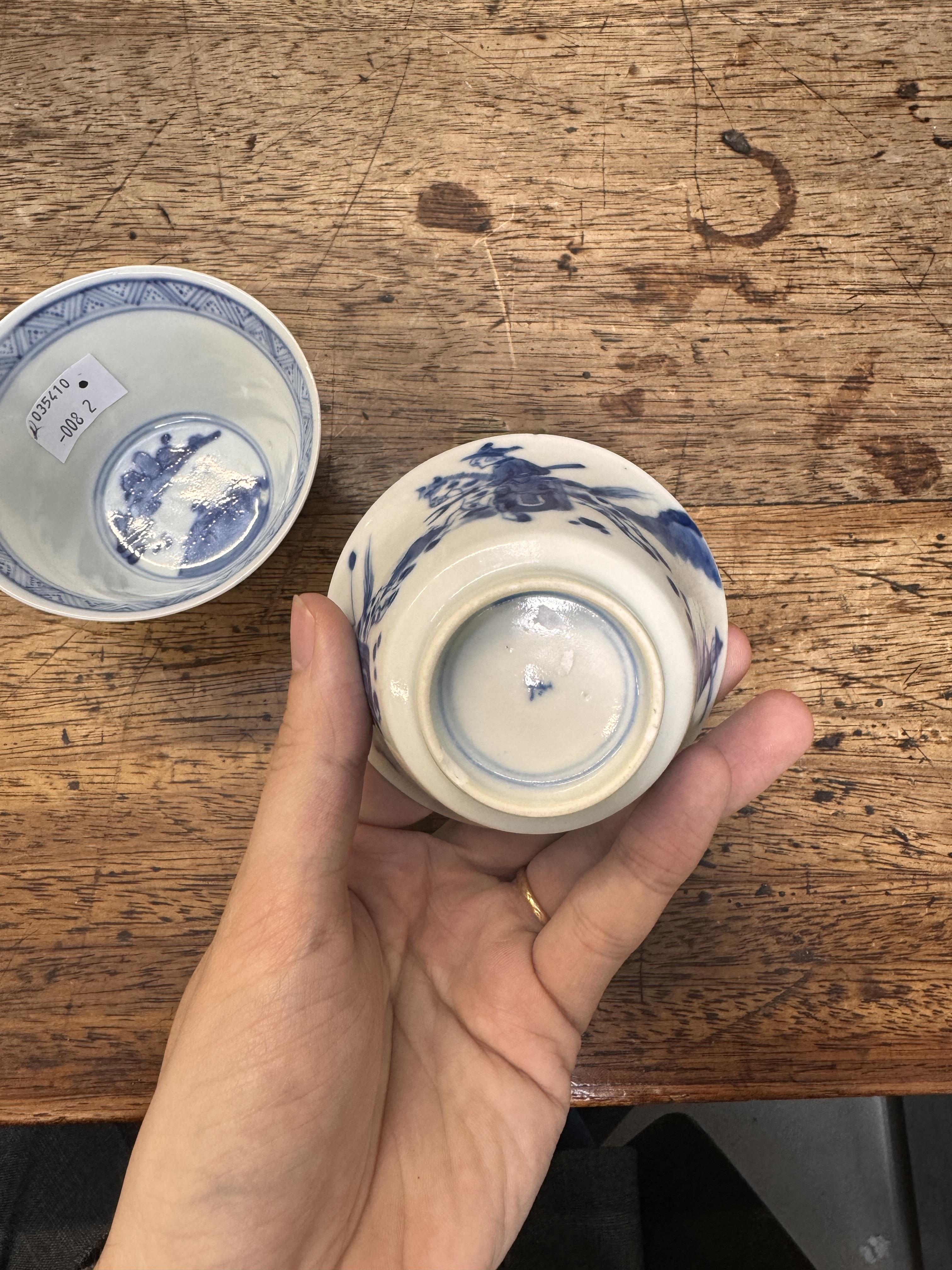 TWO CHINESE BLUE AND WHITE CUPS 清康熙 青花策馬勇戰圖盃兩件 《玉》款 - Image 20 of 23