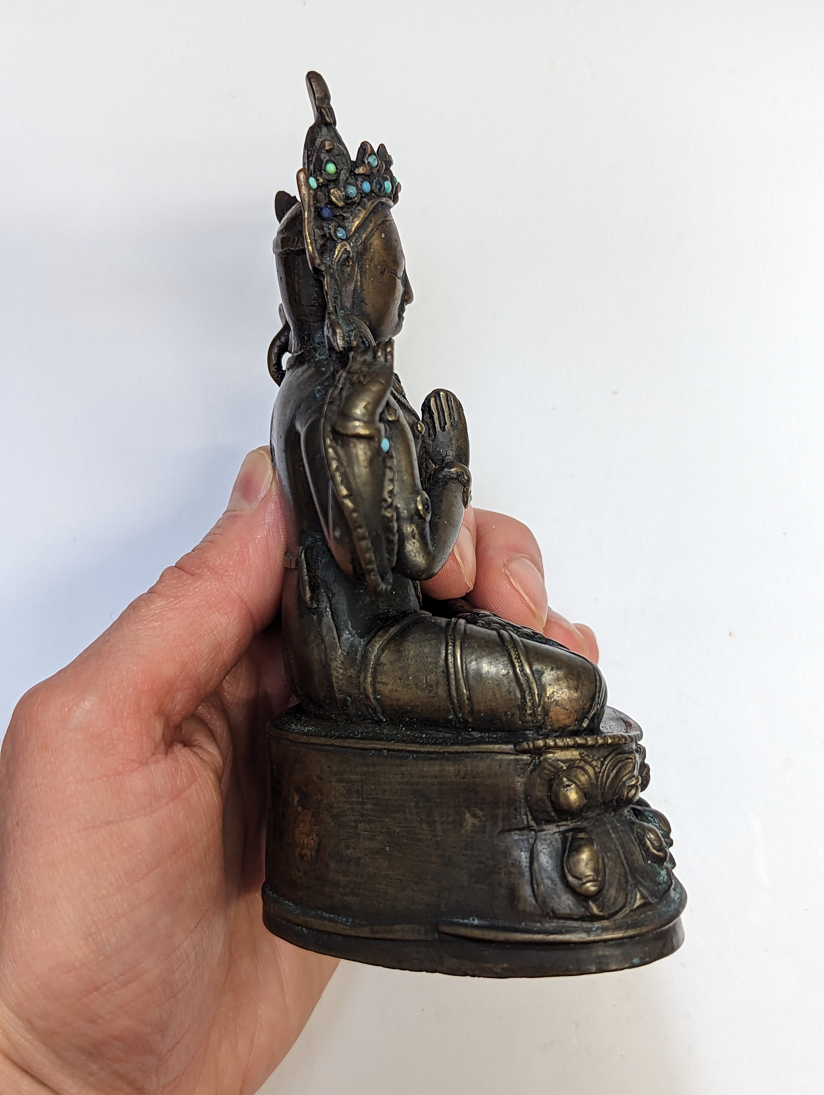 A TIBETAN BRONZE FIGURE OF SADAKSARI 十五世紀 銅聖觀音坐像 - Image 8 of 14