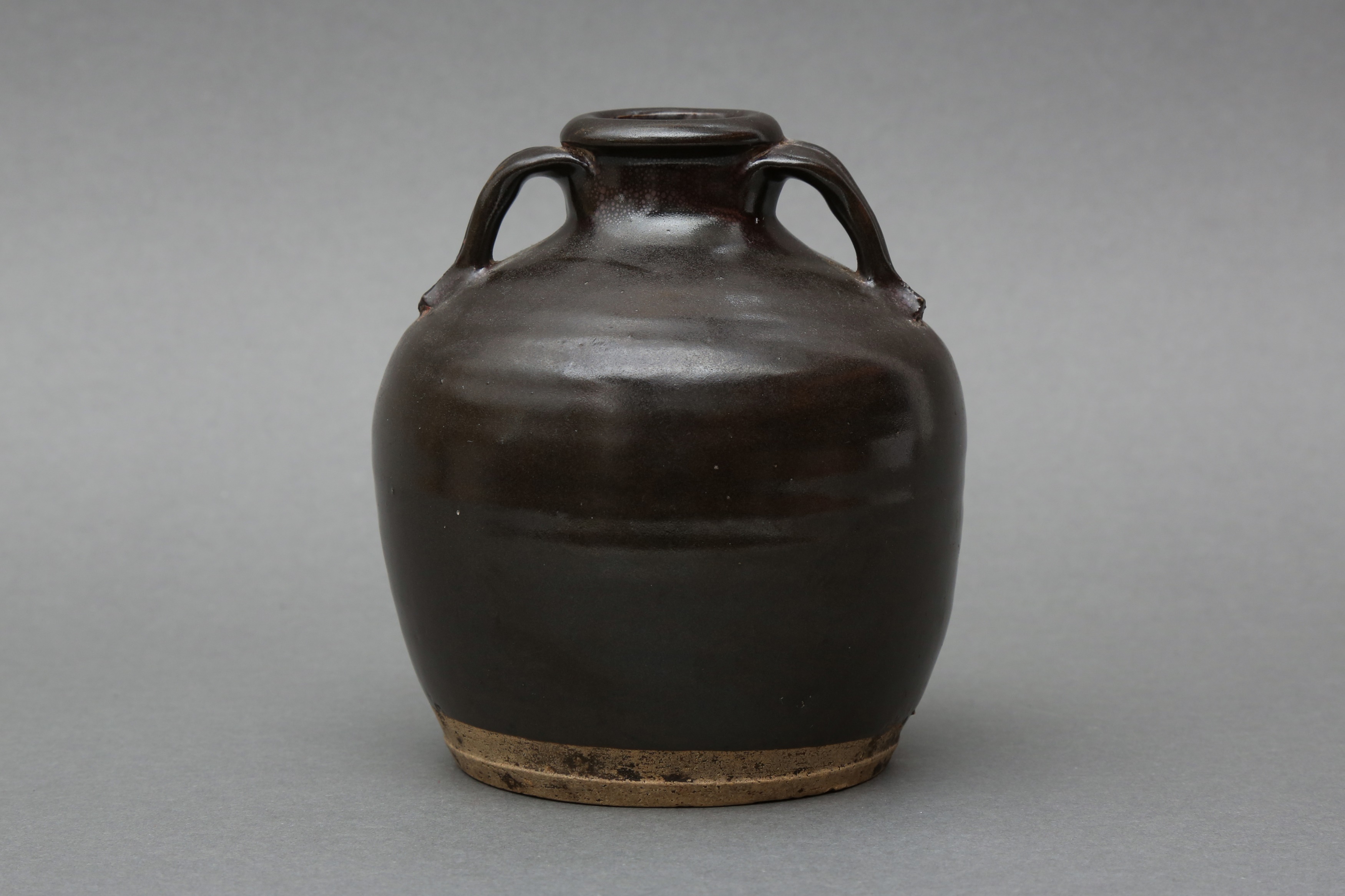 A CHINESE 'OIL SPOT' TWIN-HANDLED JAR 明 黑釉油滴雙耳罐