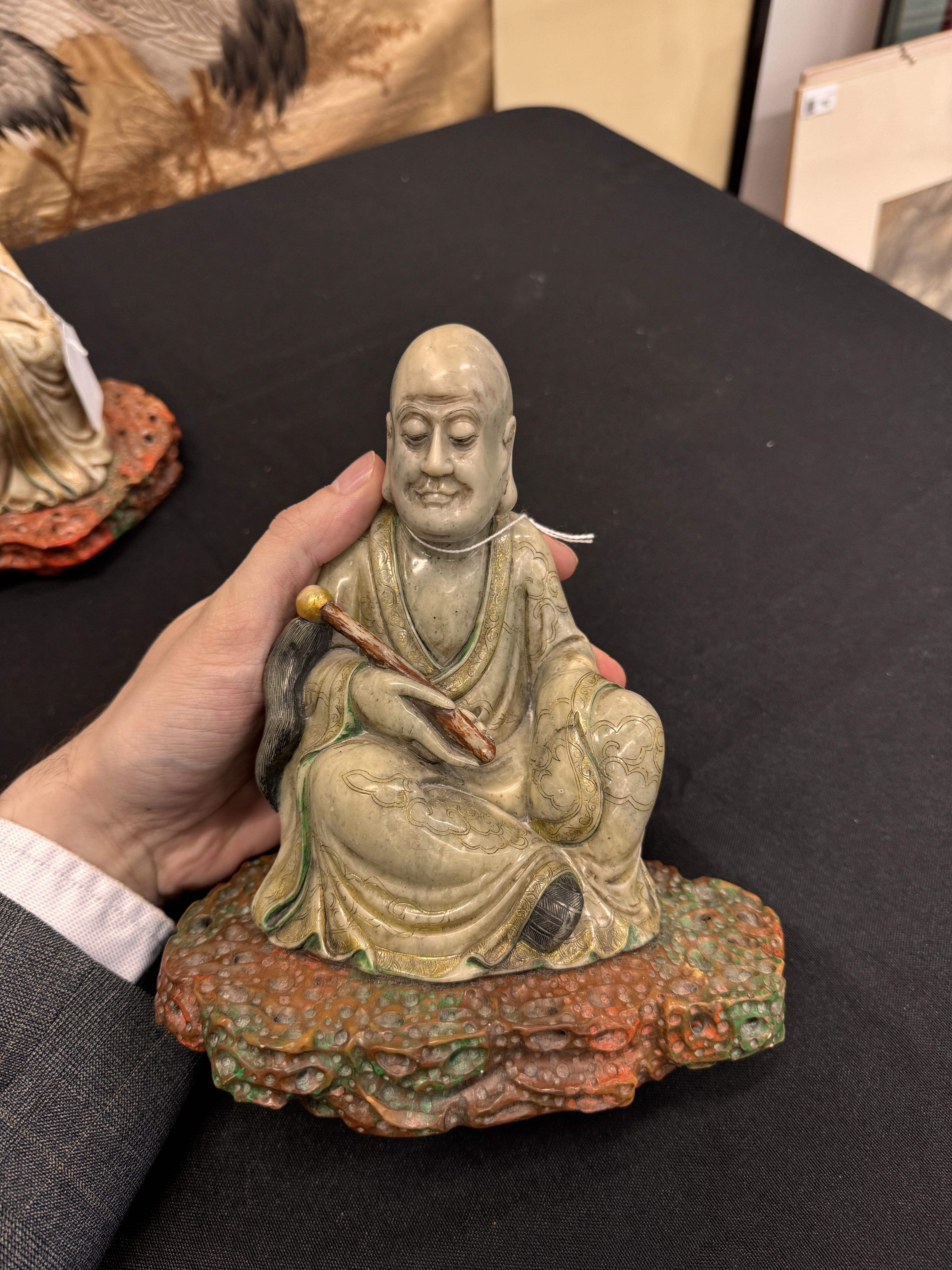 A PAIR OF FINE CHINESE SOAPSTONE 'LUOHAN' FIGURES 清康熙 壽山石羅漢坐像一對 - Image 19 of 24