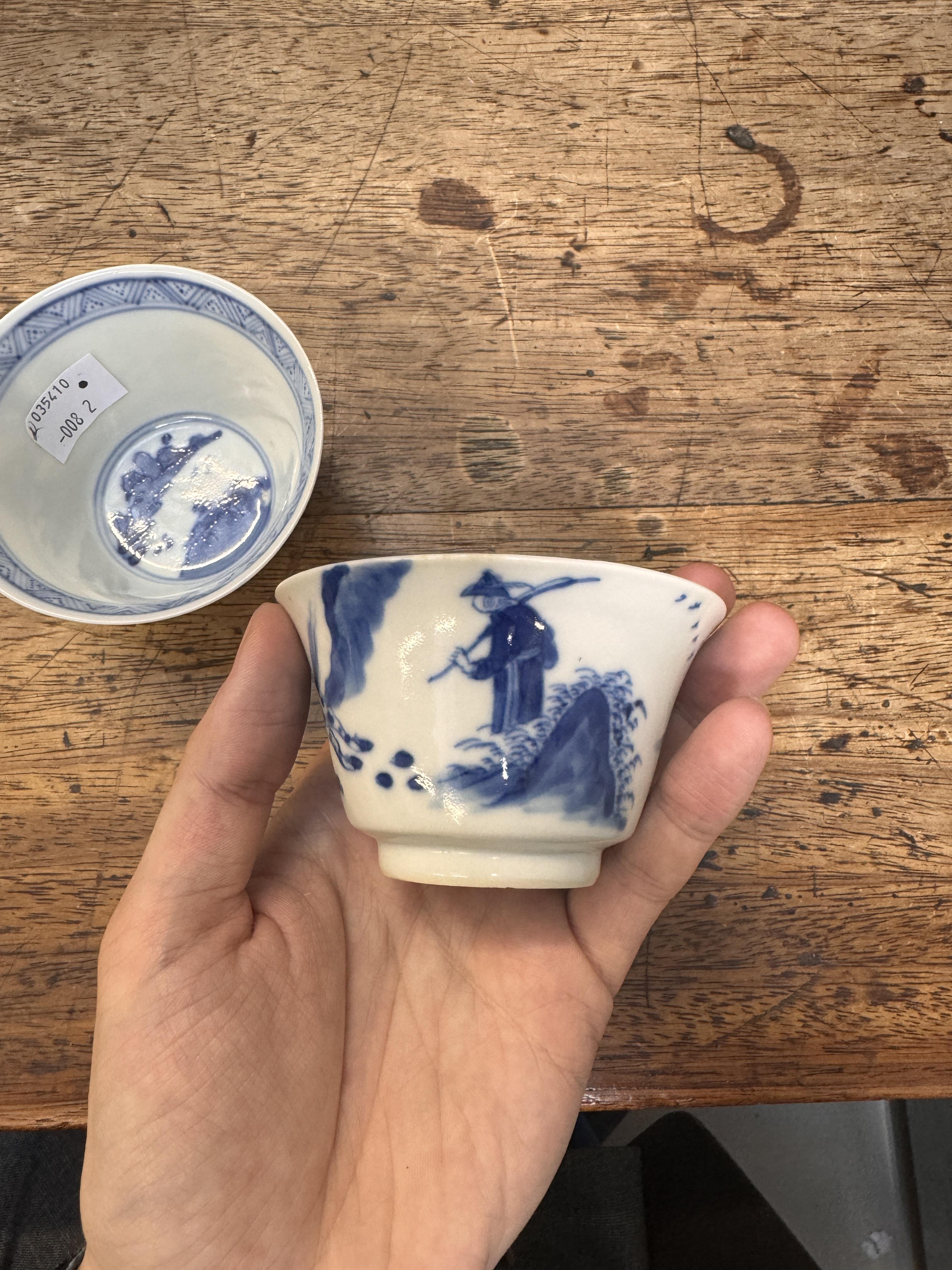 TWO CHINESE BLUE AND WHITE CUPS 清康熙 青花策馬勇戰圖盃兩件 《玉》款 - Image 11 of 23