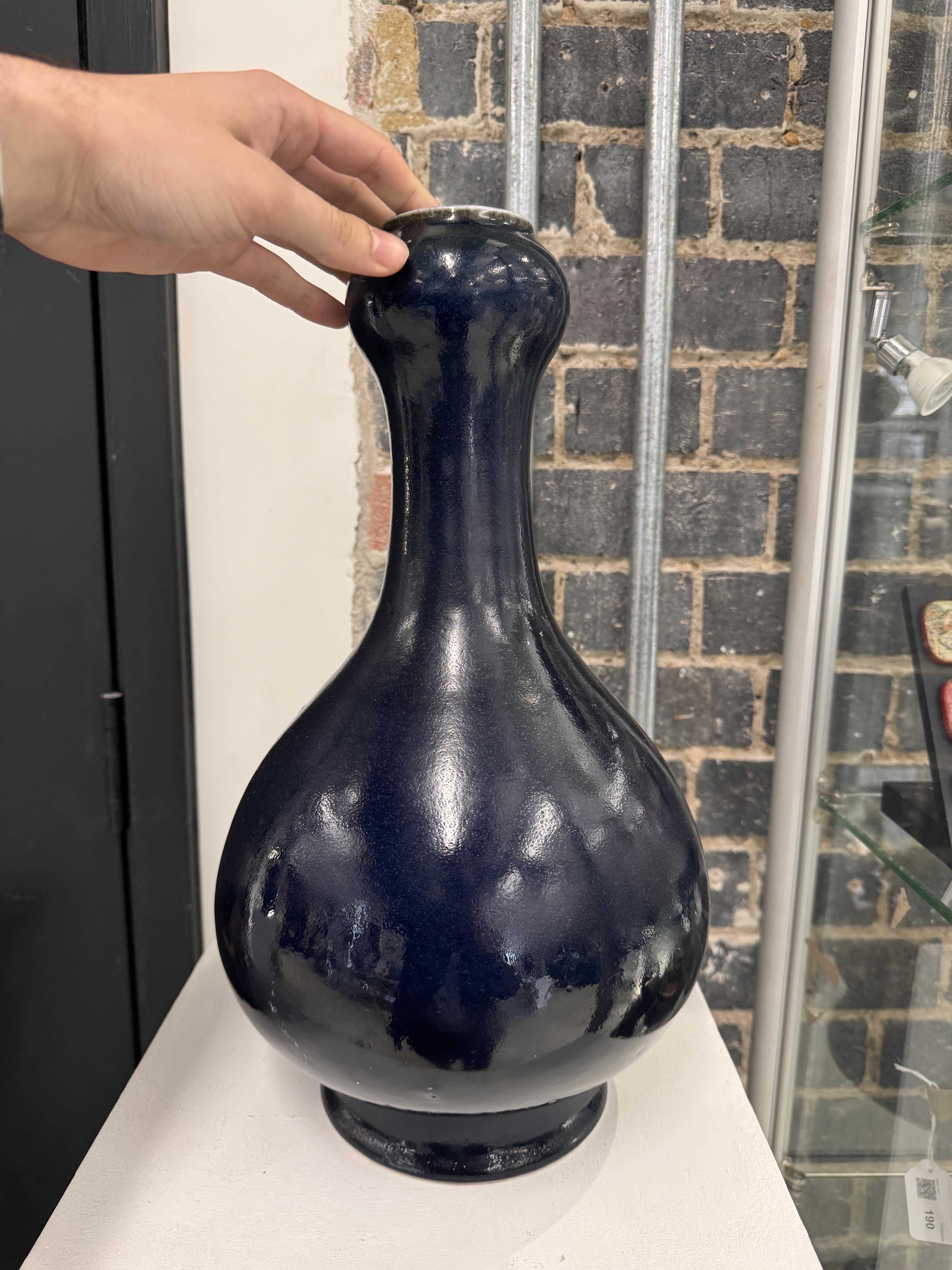 A PAIR OF LARGE CHINESE MONOCHROME BLUE-GLAZED VASES 民國時期 藍釉蒜頭瓶一對《長命富貴》款 - Image 11 of 16