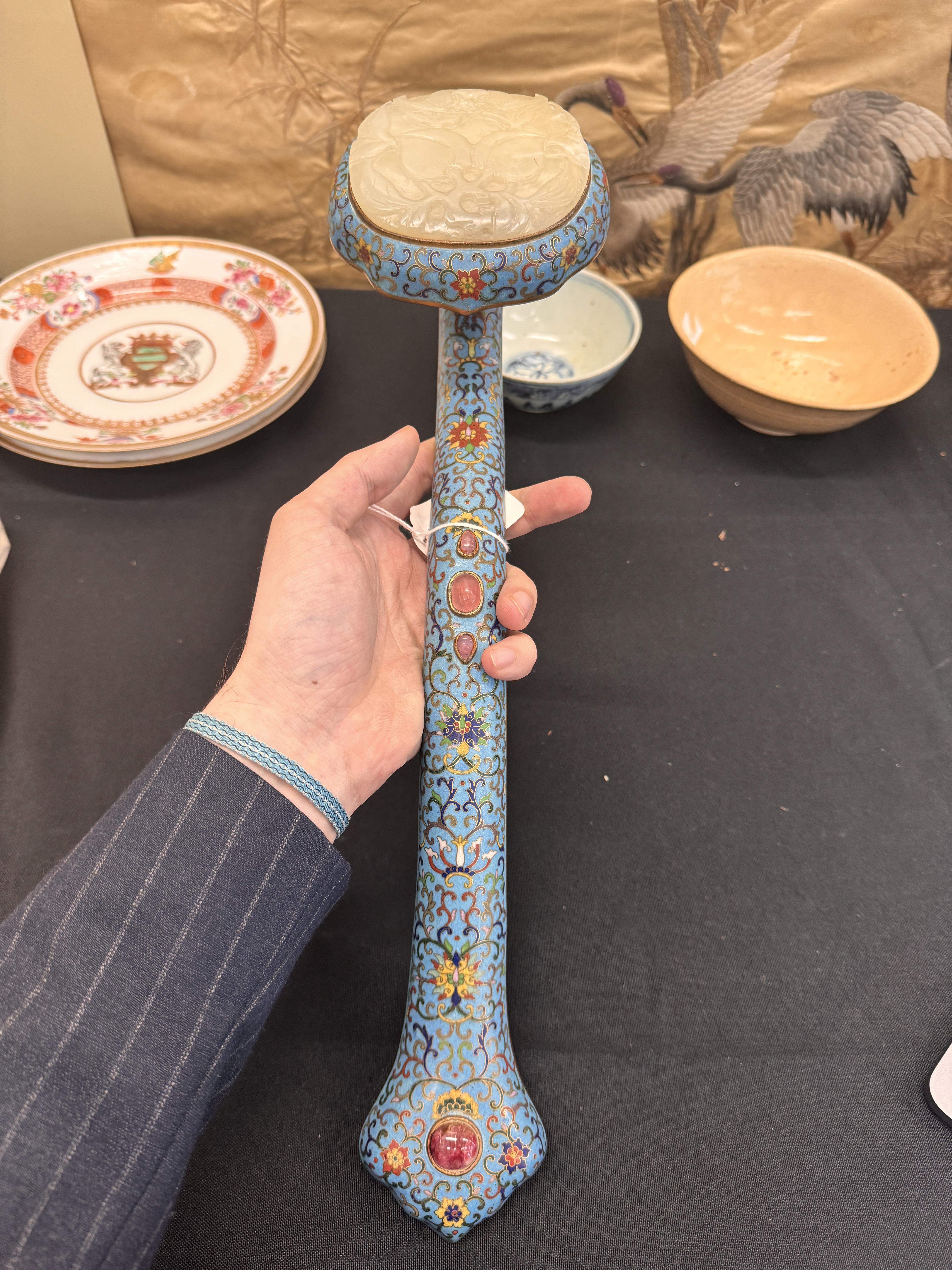 A LARGE CHINESE GILT AND CLOISONNÉ ENAMELED METAL RUYI SCEPTER WITH A WHITE JADE MOUNT 清 掐絲琺琅嵌玉如意 - Image 20 of 36