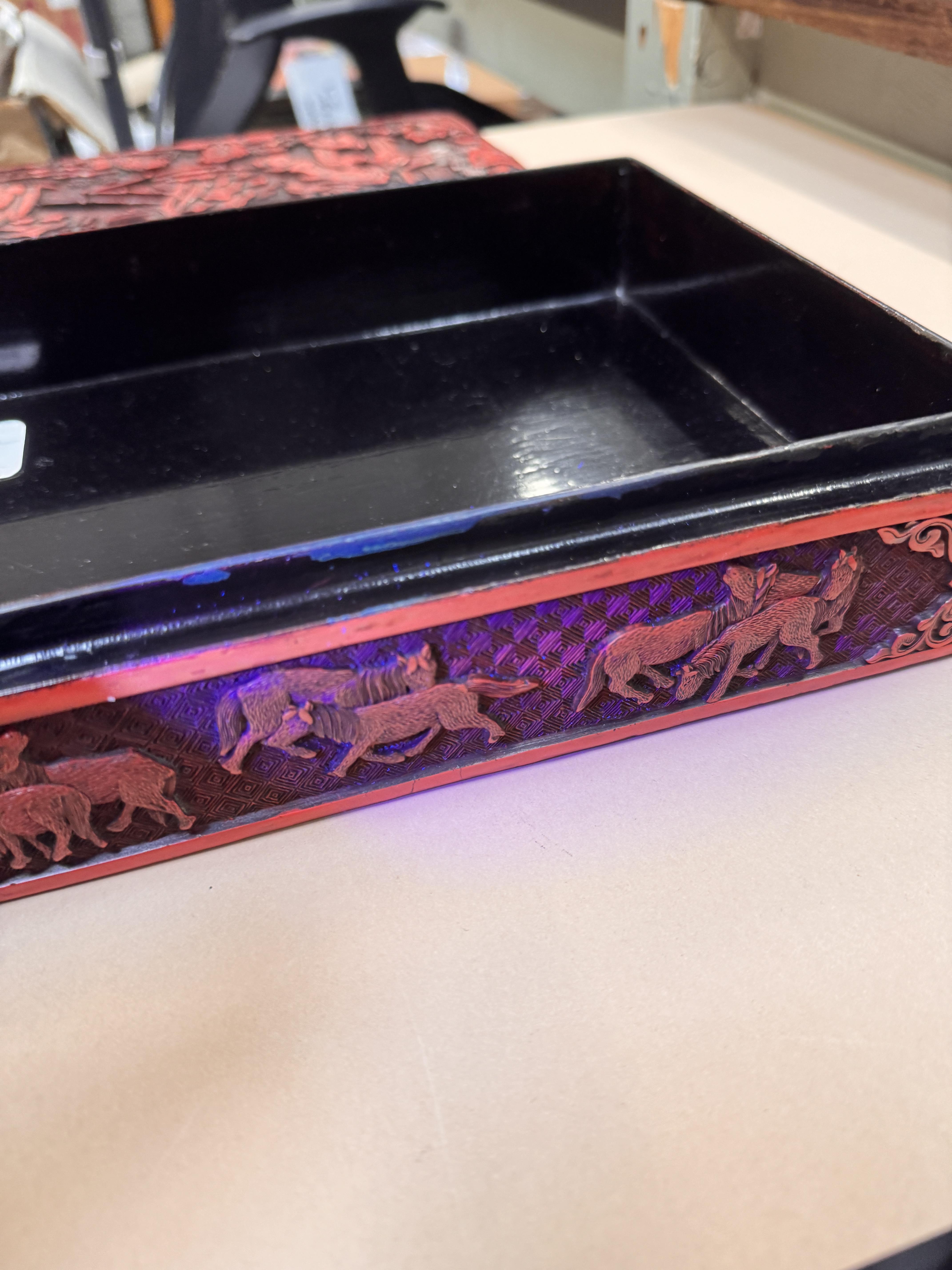 A LARGE AND FINE CHINESE CINNABAR LACQUER 'FIGURAL' BOX AND COVER 早十九世紀 剔紅人物故事圖紋方蓋盒 - Image 25 of 54