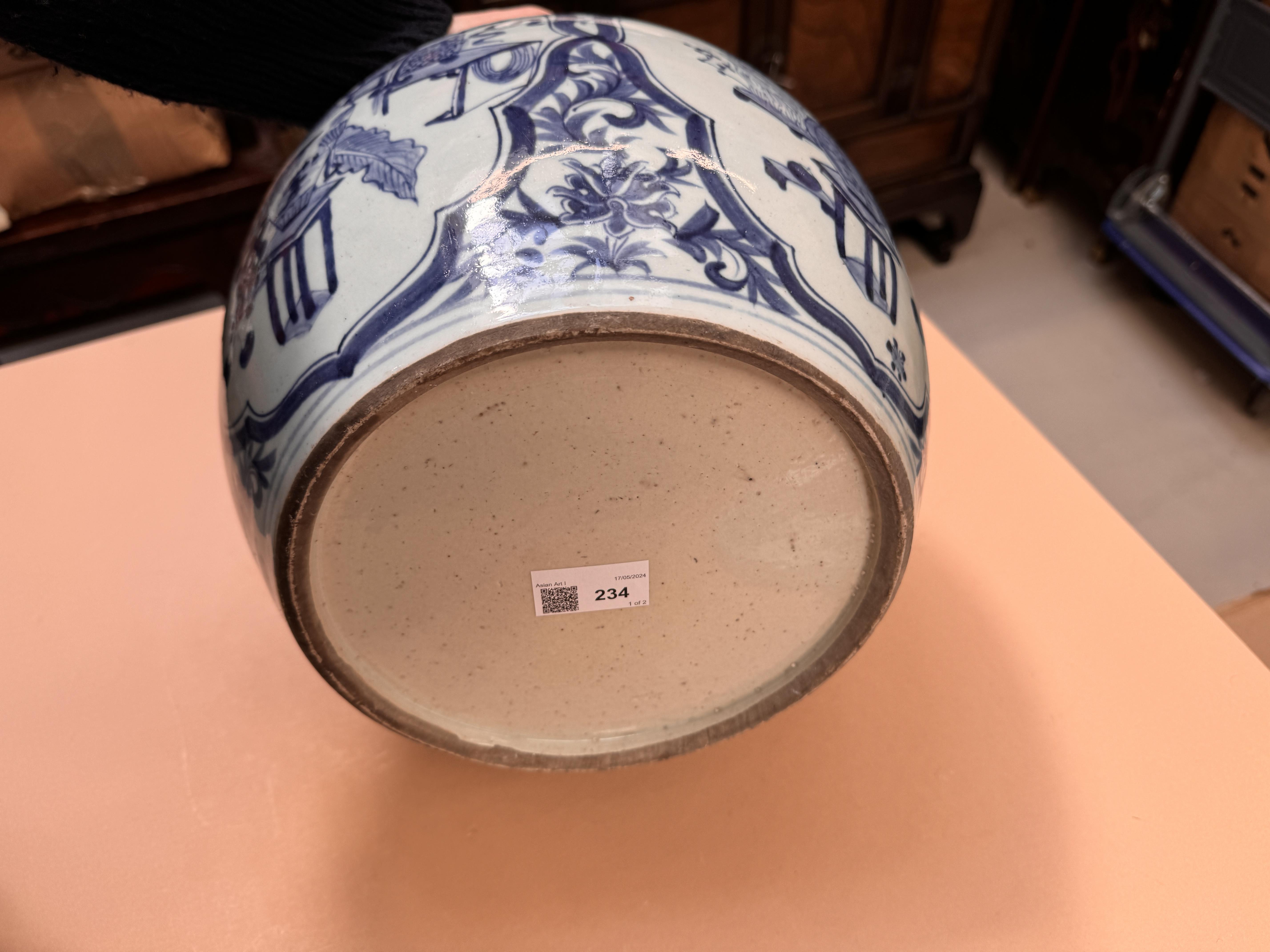 A LARGE CHINESE BLUE AND WHITE 'HUNDRED ANTIQUES' JAR AND COVER 清十九世紀 青花博古圖紋蓋罐 - Image 4 of 22