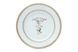 A CHINESE EXPORT FAMILLE-ROSE ARMORIAL DISH 清十八至十九世紀 外銷粉彩繪徽章紋盤