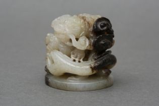 A CHINESE GREY AND BLACK JADE 'DRAGON AND LINGZHI' CARVING 元至明 灰玉雕龍及靈芝