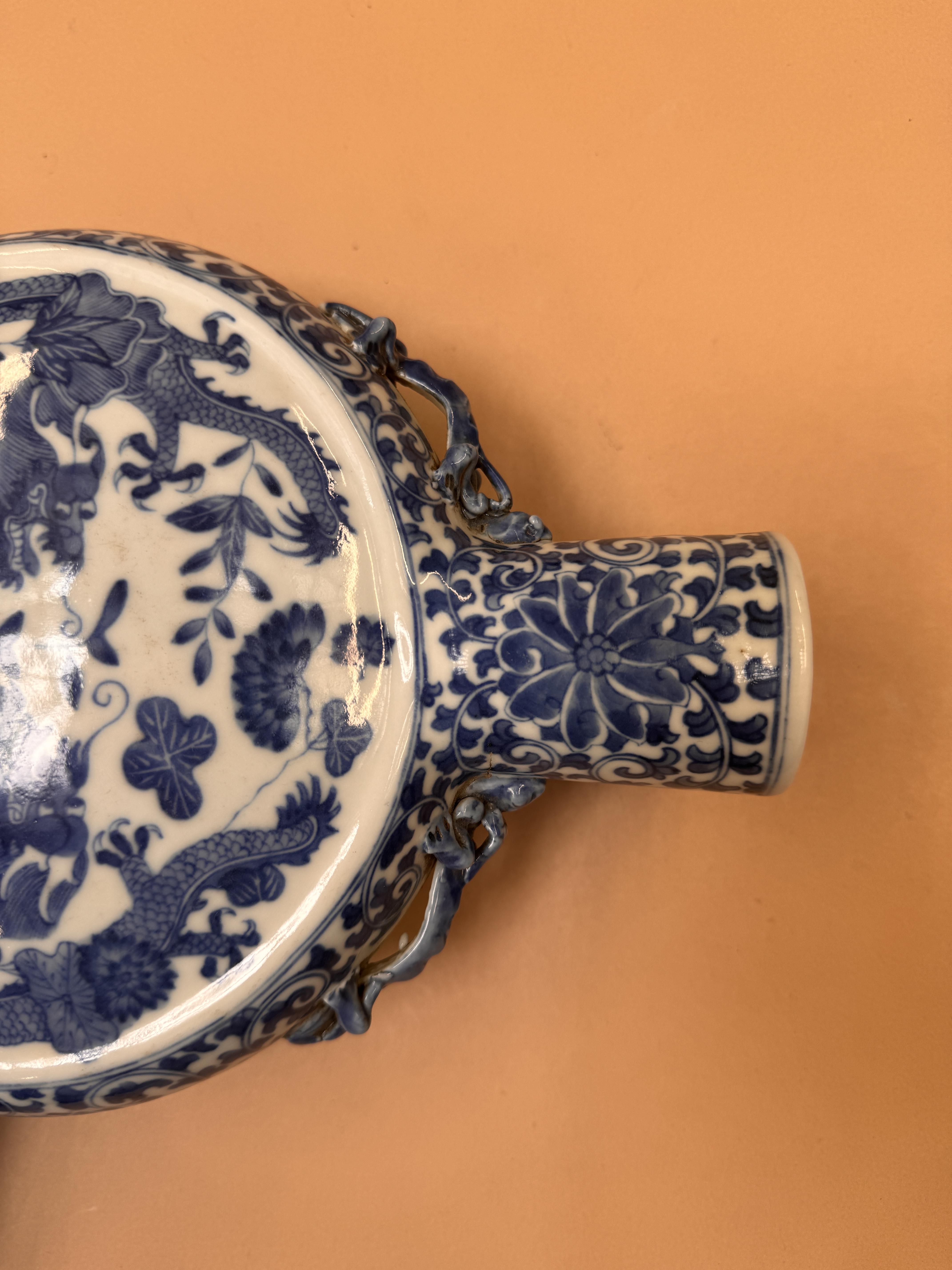 A CHINESE BLUE AND WHITE 'DRAGONS' MOON FLASK 清十九世紀 青花雙龍穿花抱月瓶 - Image 13 of 14