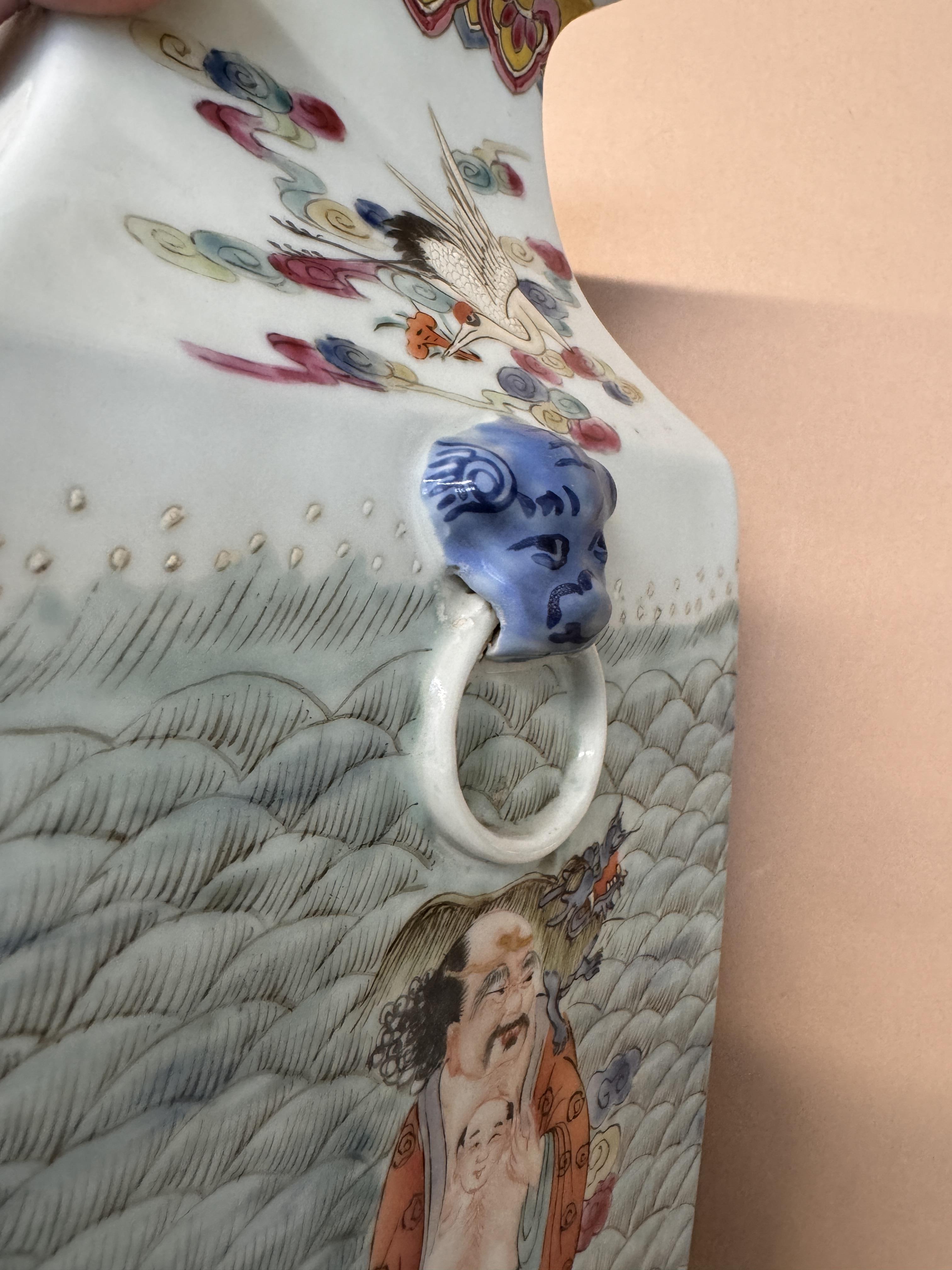 A CHINESE FAMILLE-ROSE SQUARE 'IMMORTALS' VASE 晚清或民國時期 粉彩仙人圖雙獸耳方瓶 - Image 10 of 10