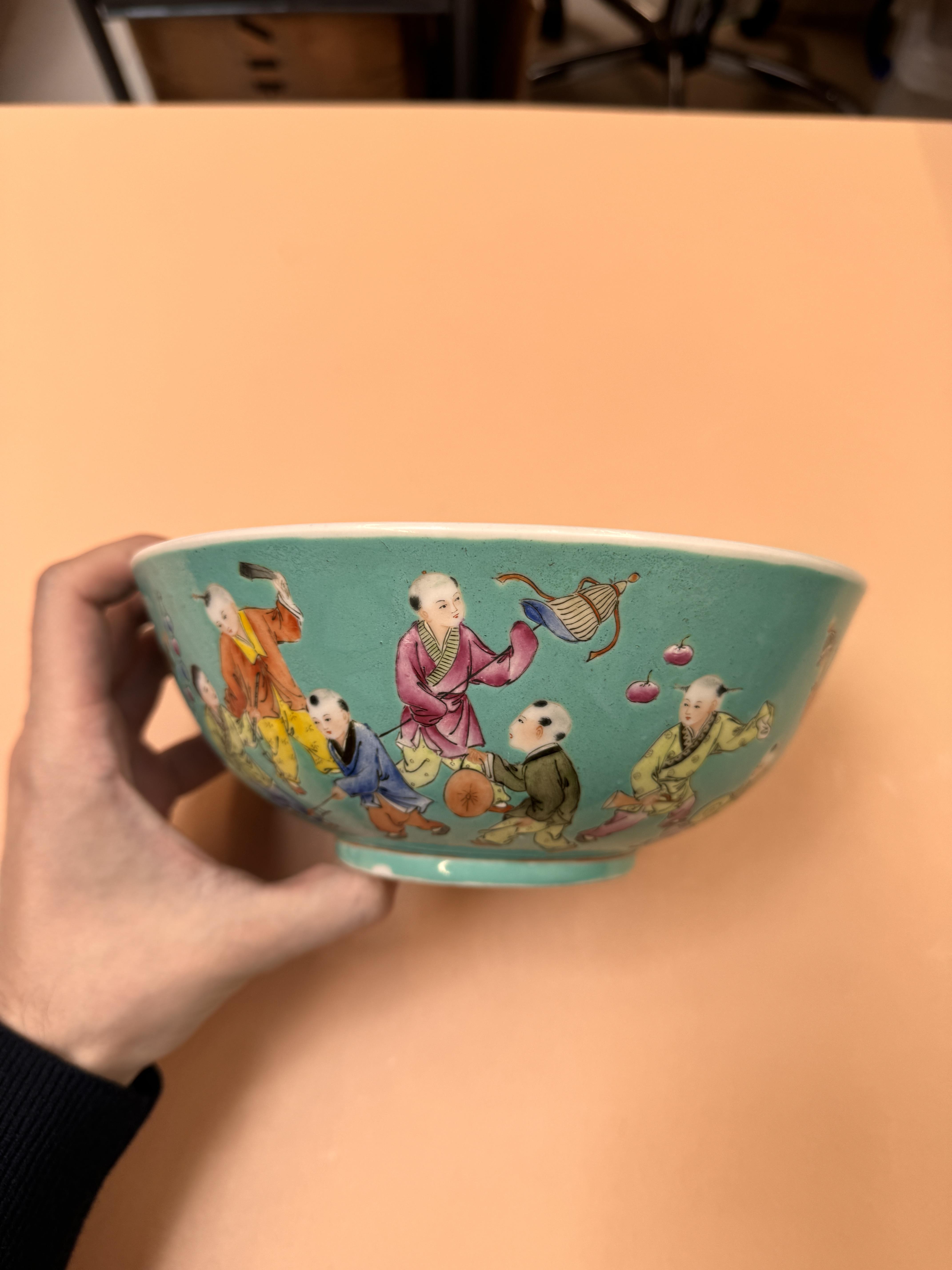 A CHINESE FAMILLE-ROSE TURQUOISE-GROUND BOWL 民國時期 粉彩松石綠地嬰戲圖盌 《大清乾隆年製》款 - Image 12 of 21