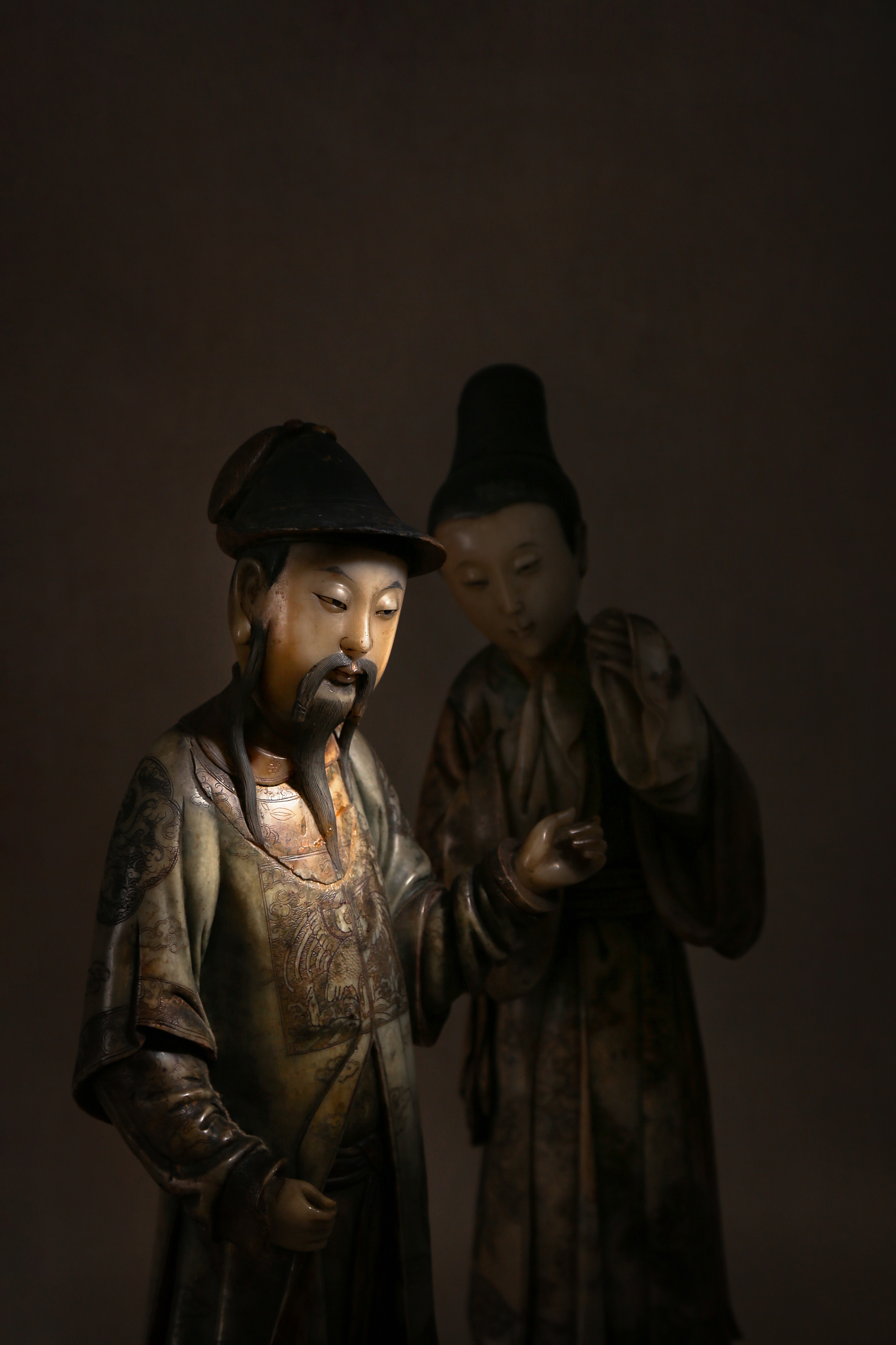 TWO RARE AND IMPRESSIVE CHINESE SOAPSTONE STANDING COURT FIGURES 清十八世紀 壽山石清廷人物像兩件 - Image 2 of 47