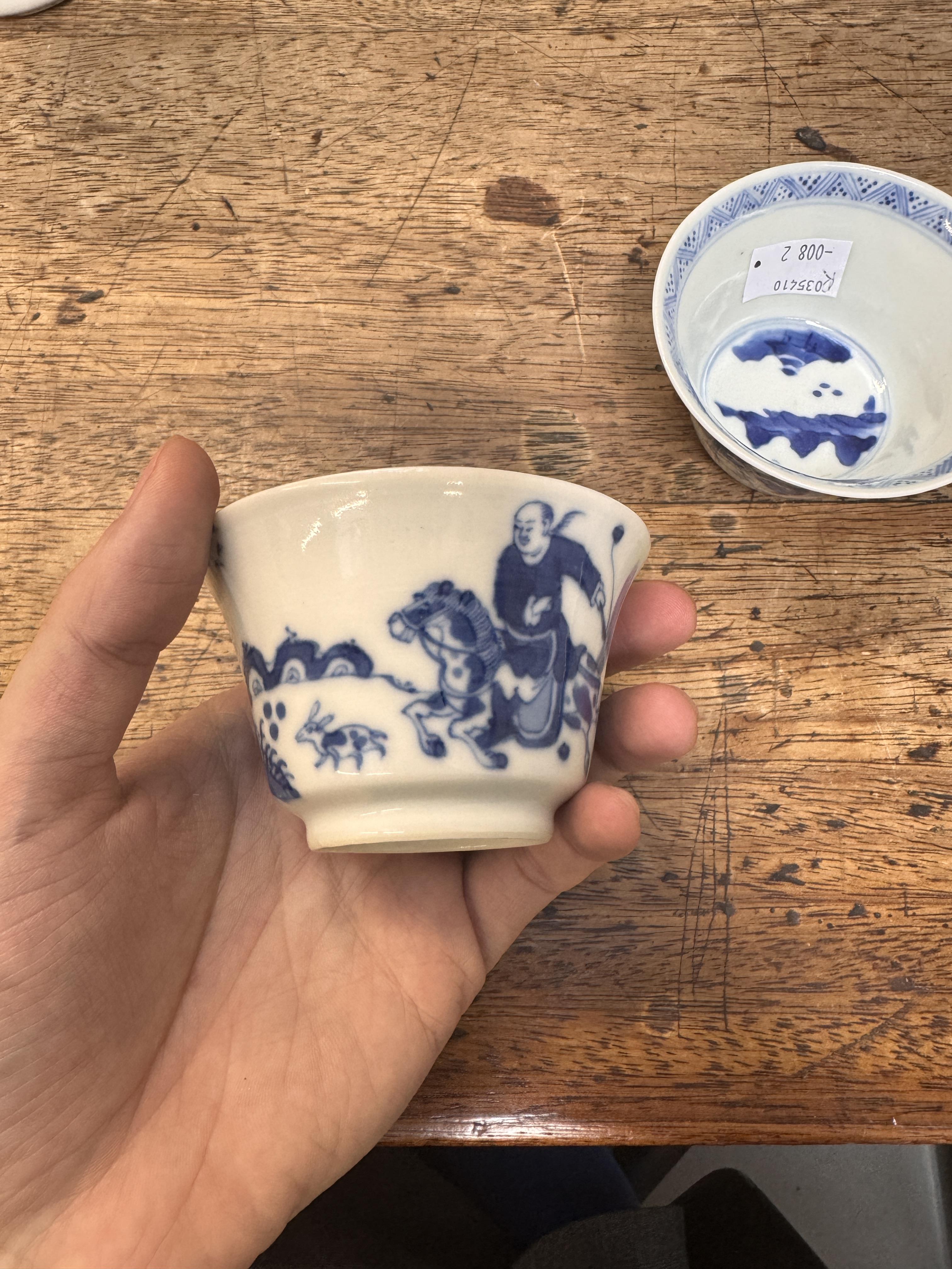 TWO CHINESE BLUE AND WHITE CUPS 清康熙 青花策馬勇戰圖盃兩件 《玉》款 - Image 9 of 23