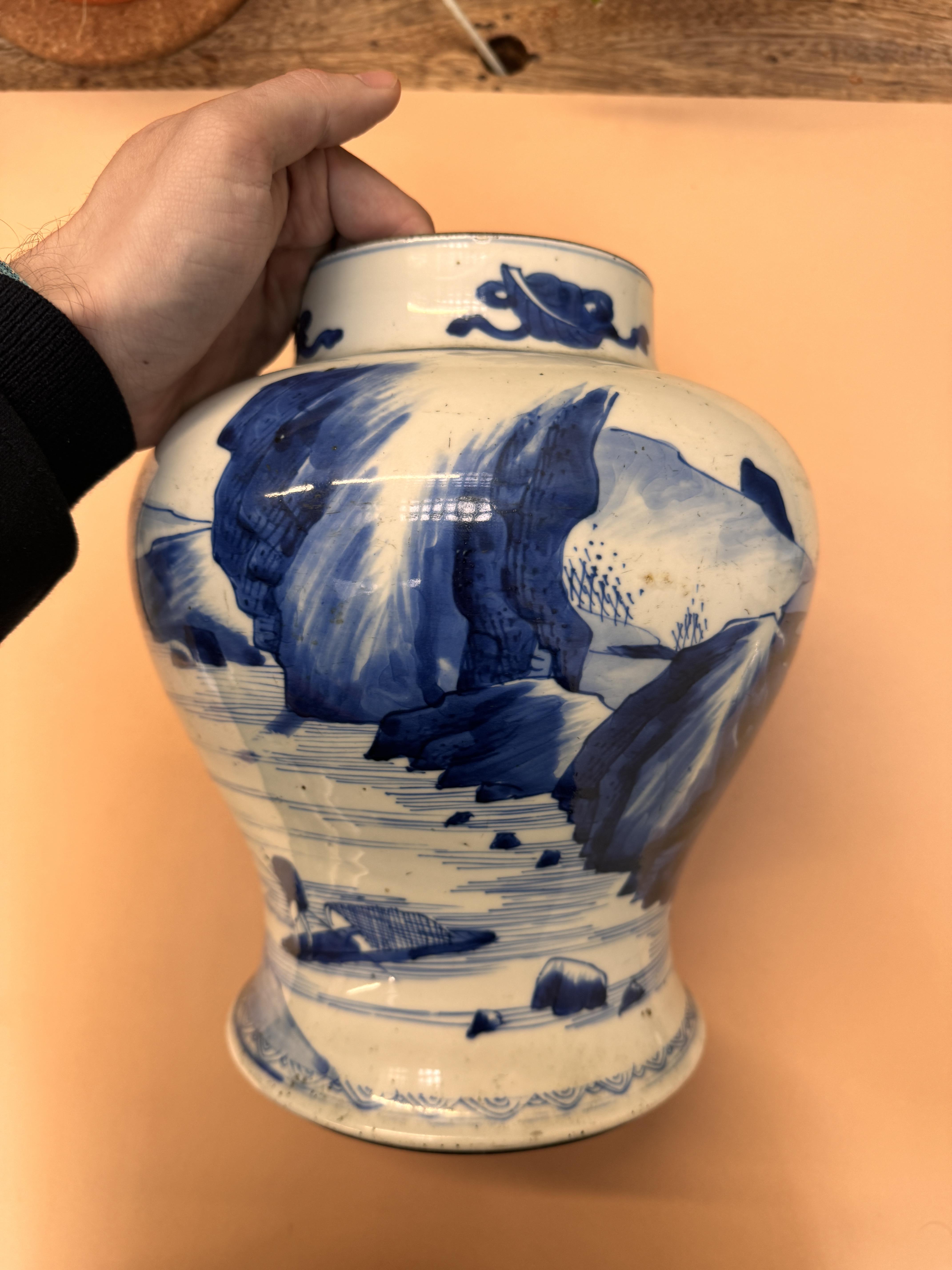A CHINESE BLUE AND WHITE 'LANDSCAPE' VASE 清康熙 青花山水圖紋瓶 - Image 12 of 22