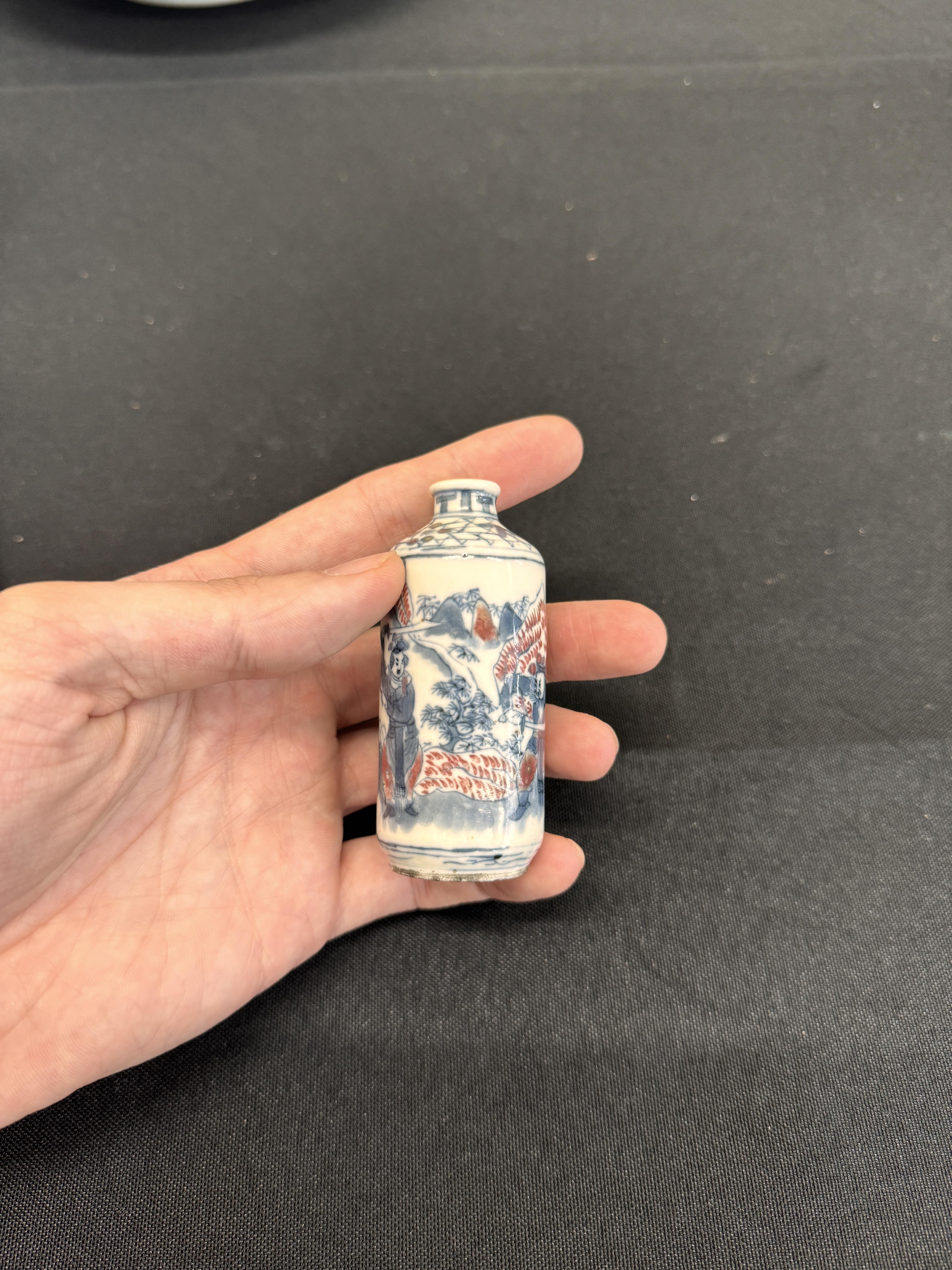 λ A CHINESE BLUE AND WHITE AND COPPER-RED SNUFF BOTTLE 清十八世紀 青花釉裏紅人物故事圖紋鼻煙壺 《大清雍正年製》款 - Image 5 of 13