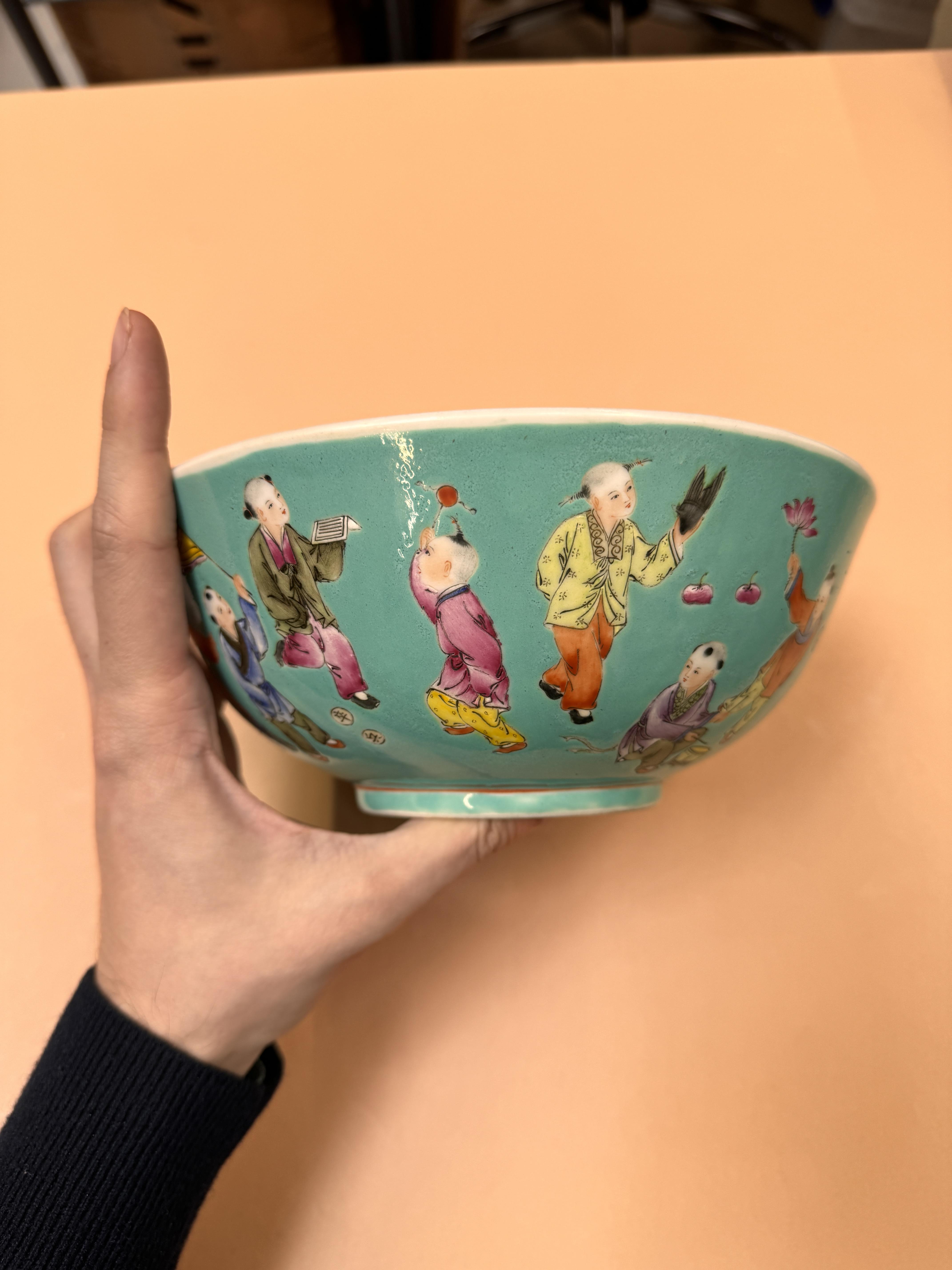 A CHINESE FAMILLE-ROSE TURQUOISE-GROUND BOWL 民國時期 粉彩松石綠地嬰戲圖盌 《大清乾隆年製》款 - Image 8 of 21