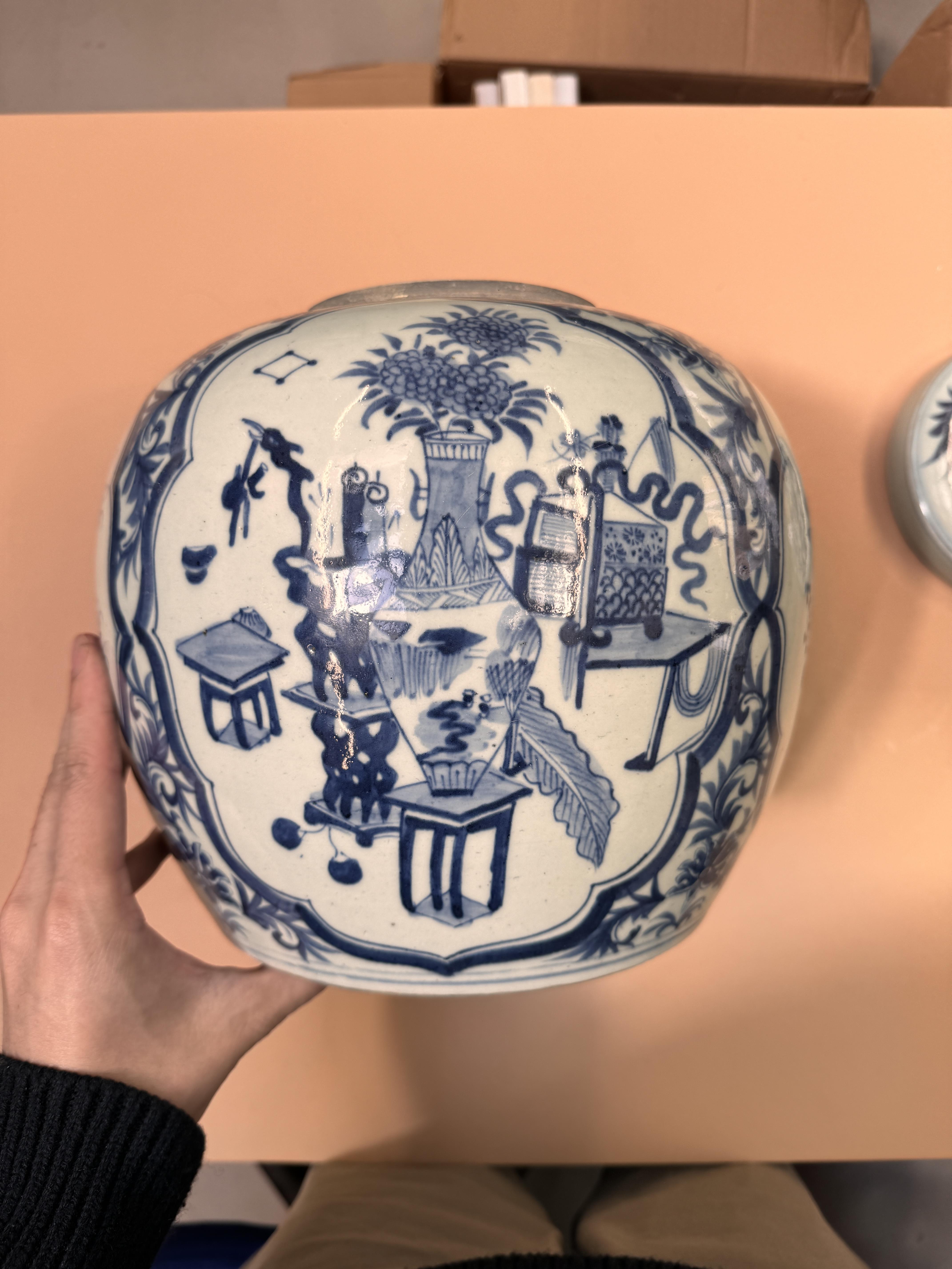 A LARGE CHINESE BLUE AND WHITE 'HUNDRED ANTIQUES' JAR AND COVER 清十九世紀 青花博古圖紋蓋罐 - Image 12 of 22