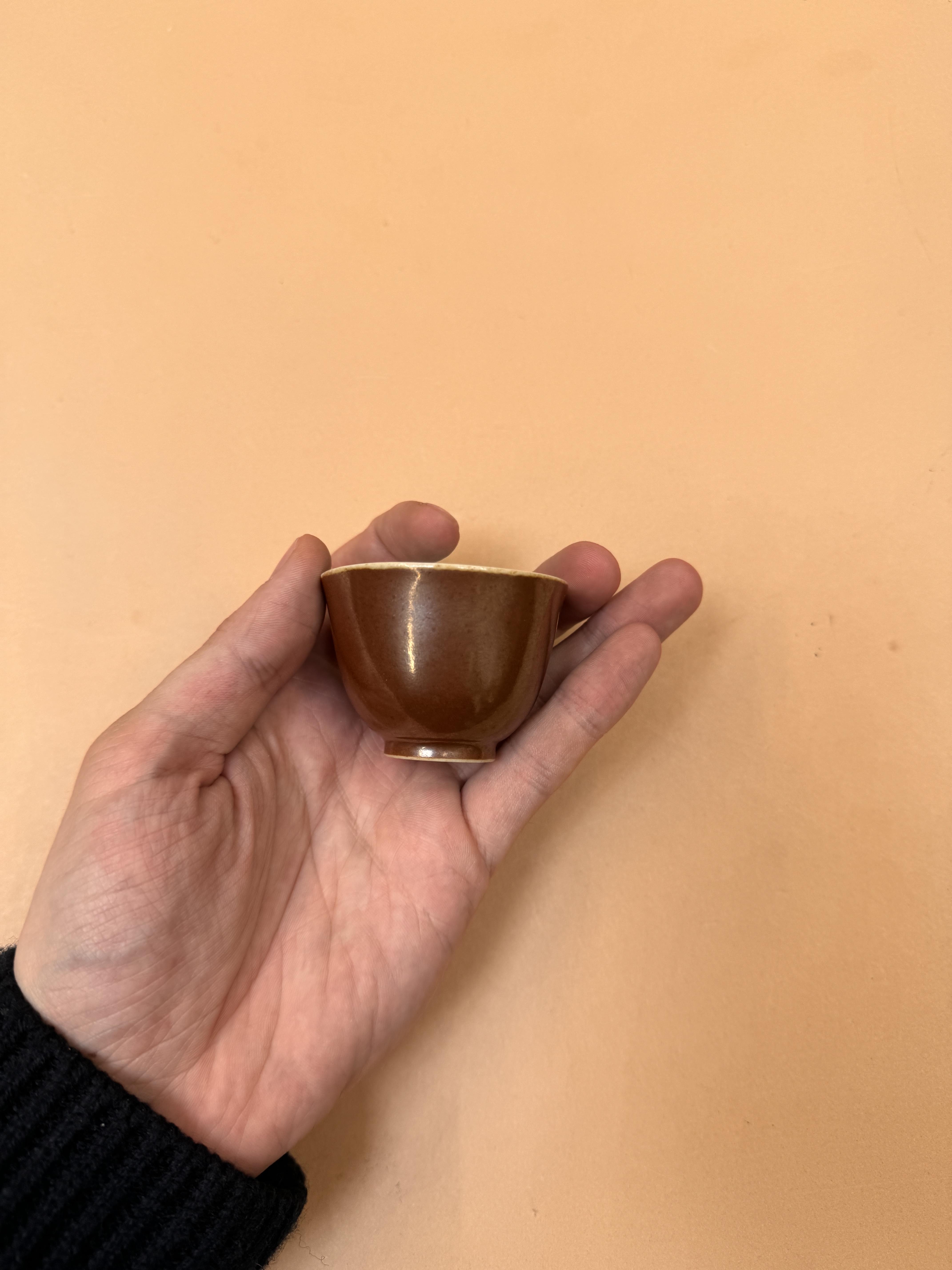 A RARE CHINESE MONOCHROME BROWN-GLAZED WINE CUP 清乾隆 醬釉盃 《大清乾隆年製》款 - Image 11 of 23