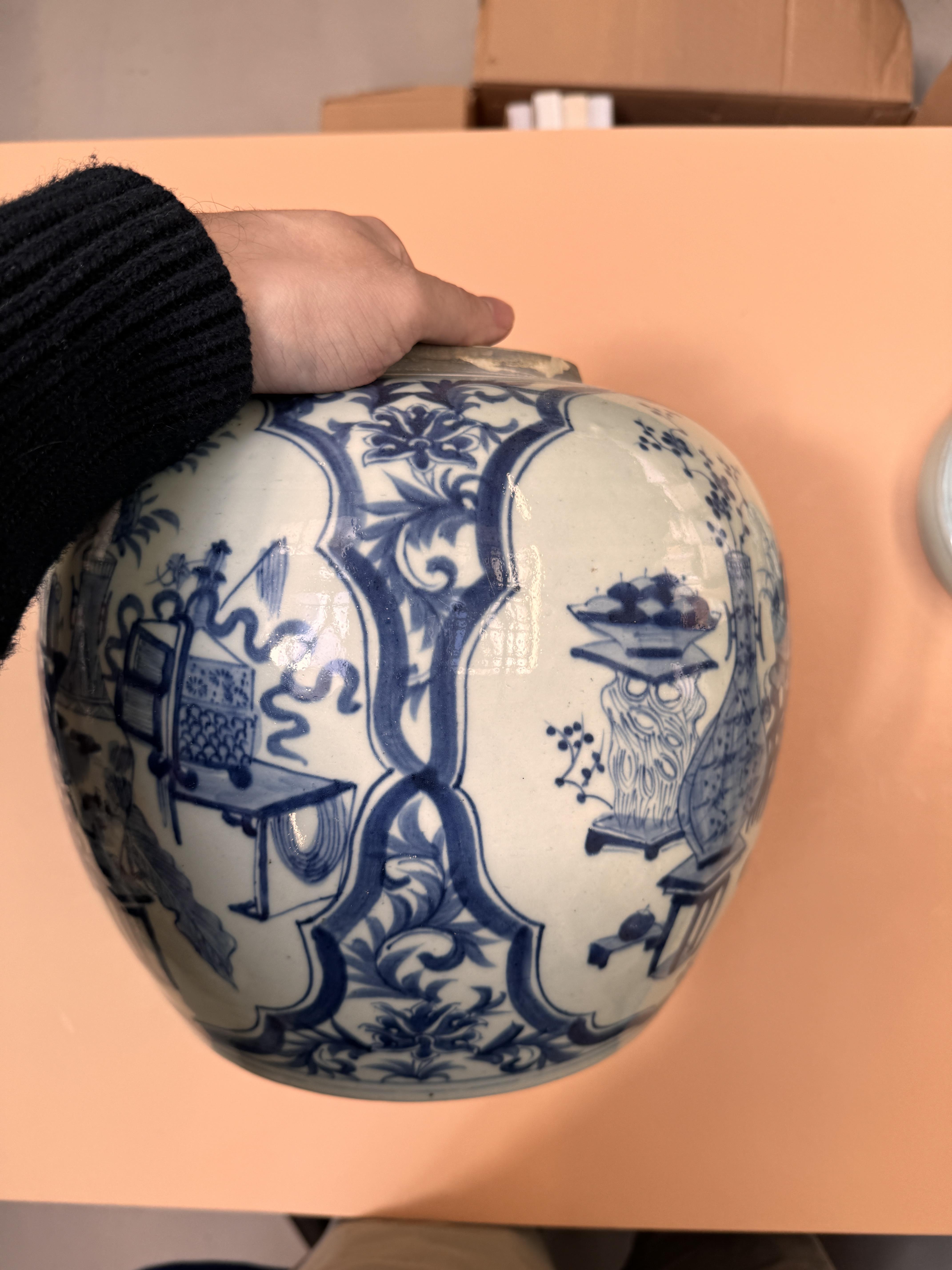 A LARGE CHINESE BLUE AND WHITE 'HUNDRED ANTIQUES' JAR AND COVER 清十九世紀 青花博古圖紋蓋罐 - Image 9 of 22