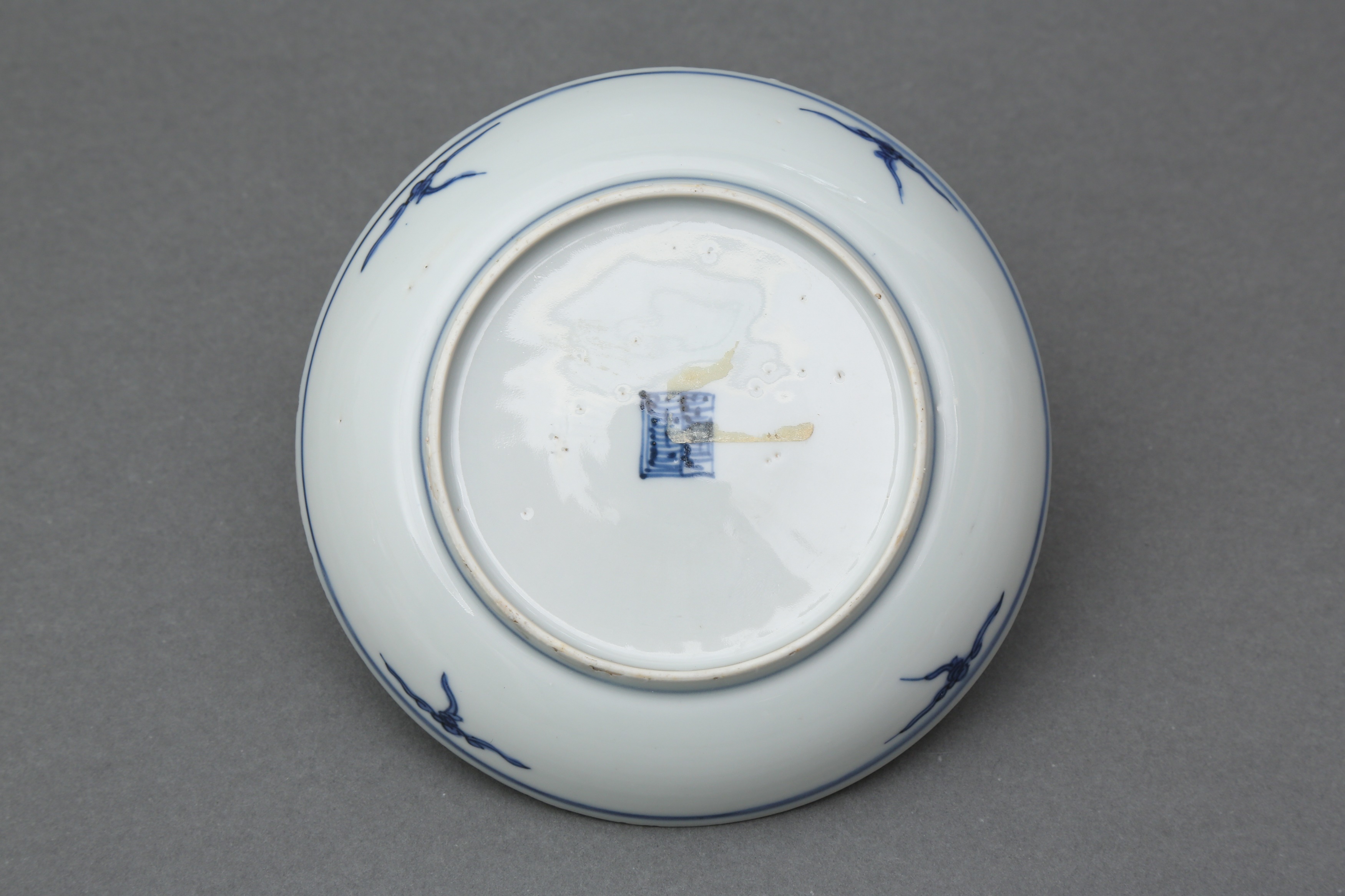 A CHINESE BLUE AND WHITE 'MUSICIAN' DISH 晚明或過渡期 青花樂人盤 - Image 2 of 14