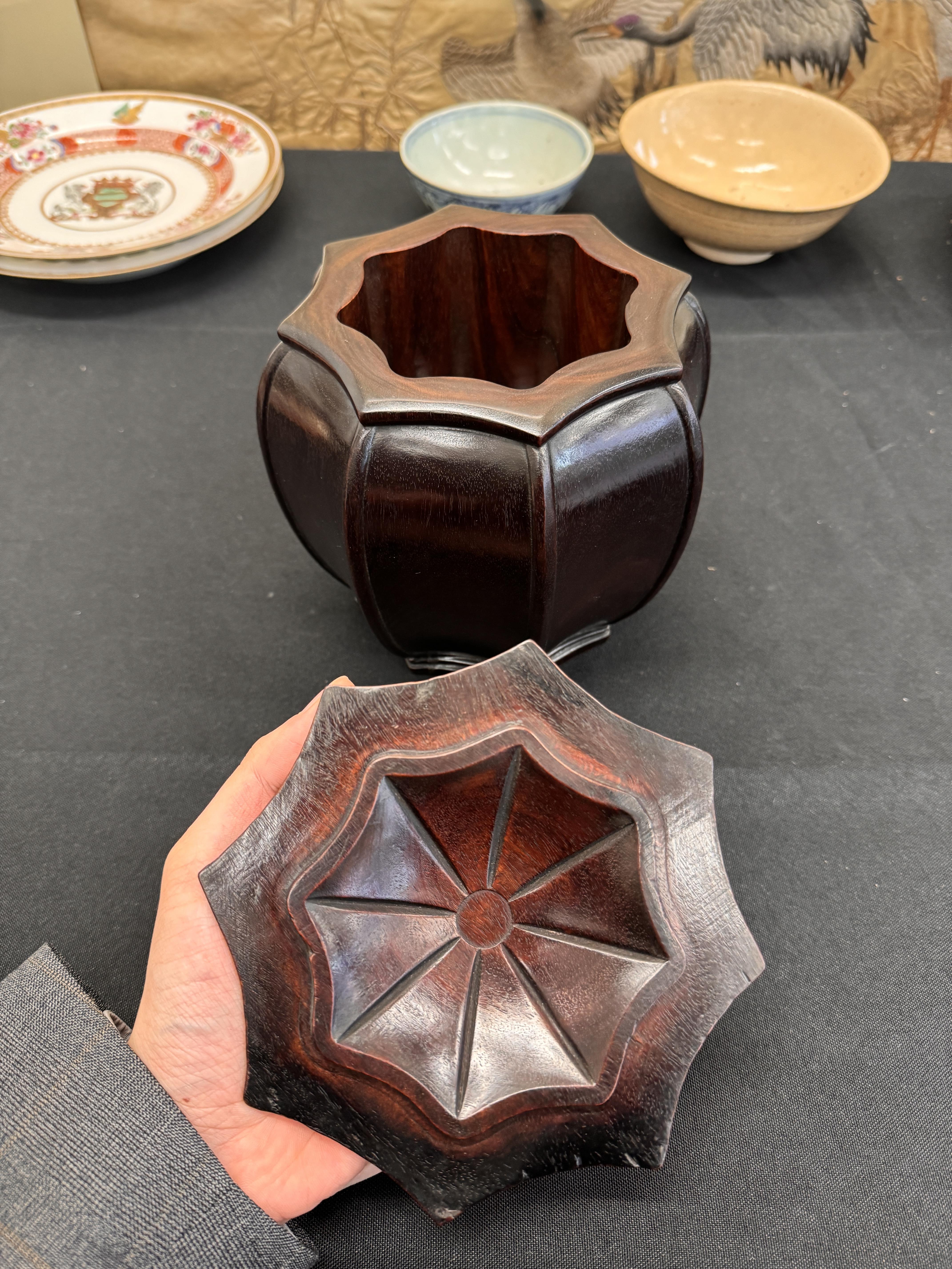 A CHINESE CARVED HARDWOOD TEA CADDY AND COVER 清十八世紀 硬木茶葉罐連蓋 - Image 21 of 21