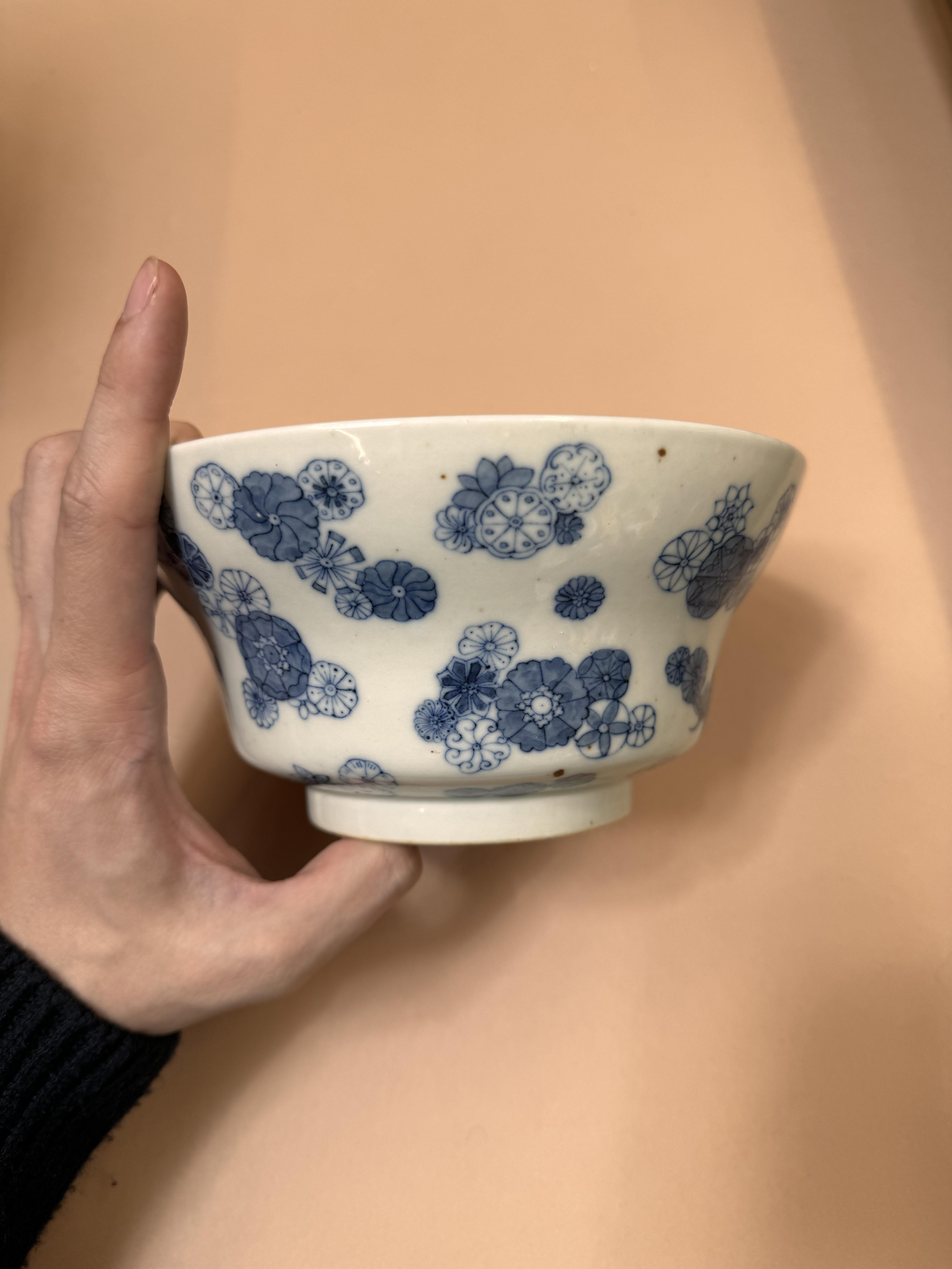 A CHINESE BLUE AND WHITE OGEE BOWL 清十九世紀 青花皮球花折腰盌 《御賜純一堂製》款 - Image 5 of 20