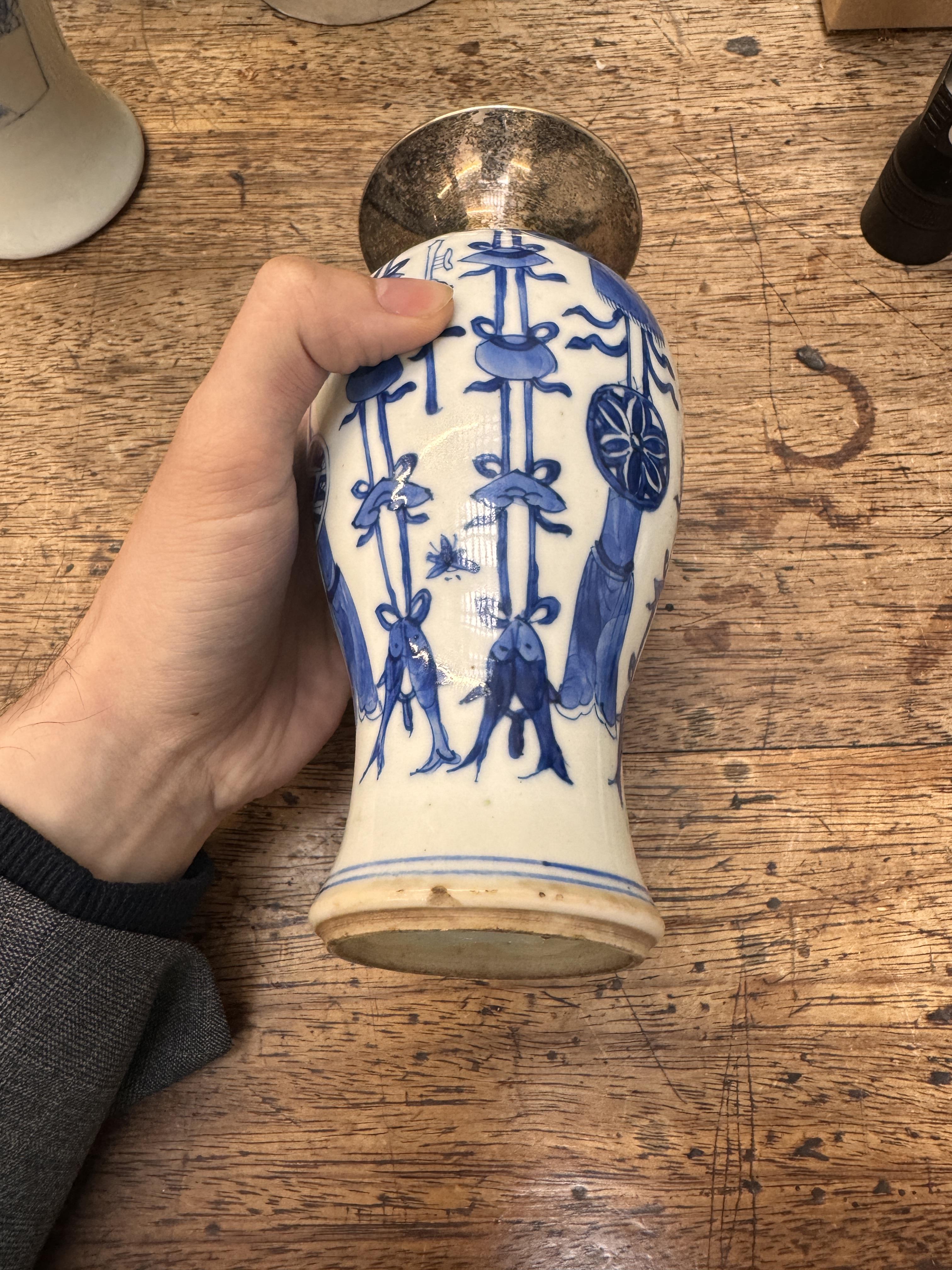 A CHINESE BLUE AND WHITE VASE 清康熙 青花雙魚紋瓶 - Image 13 of 17