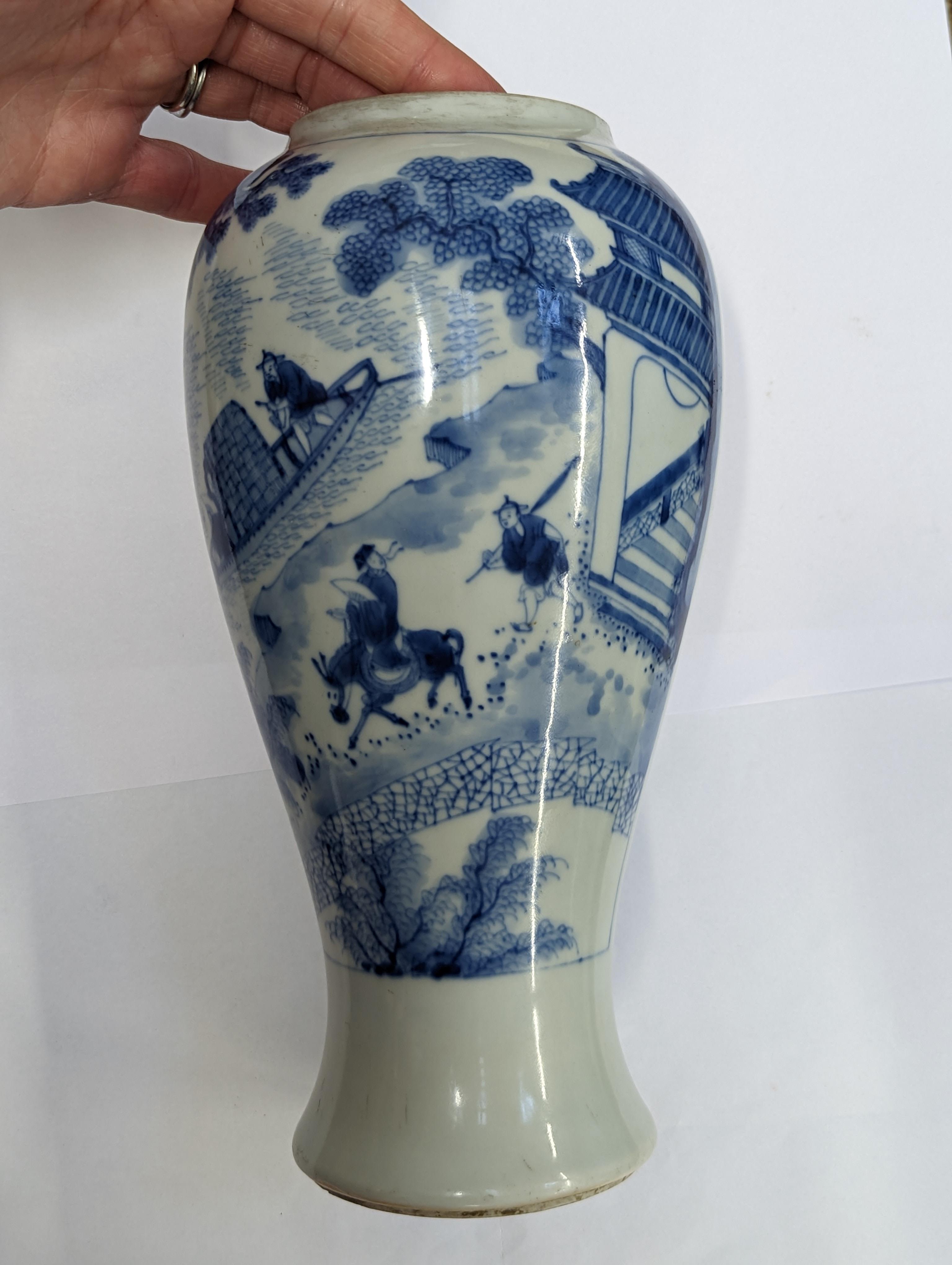 A CHINESE BLUE AND WHITE FIGURATIVE VASE 過渡期 約1628年 青花人物故事賦圖詩文瓶 《成化年製》款 - Image 4 of 26