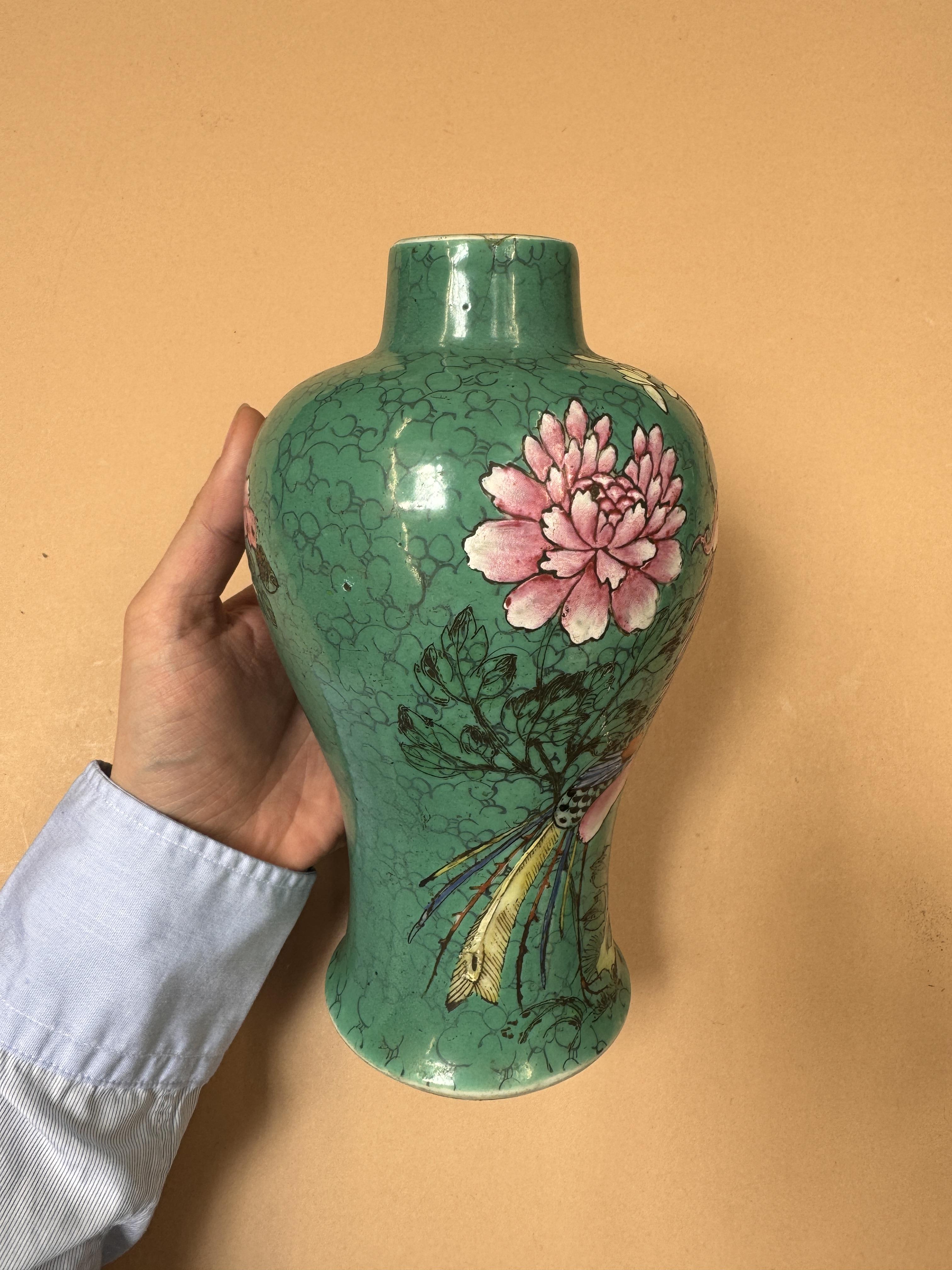 A CHINESE FAMILLE-ROSE 'PHOENIX' VASE FOR THE STRAITS OR PERANAKAN MARKET 清十八世紀 粉彩松石綠地穿花鳳紋瓶 - Image 7 of 11