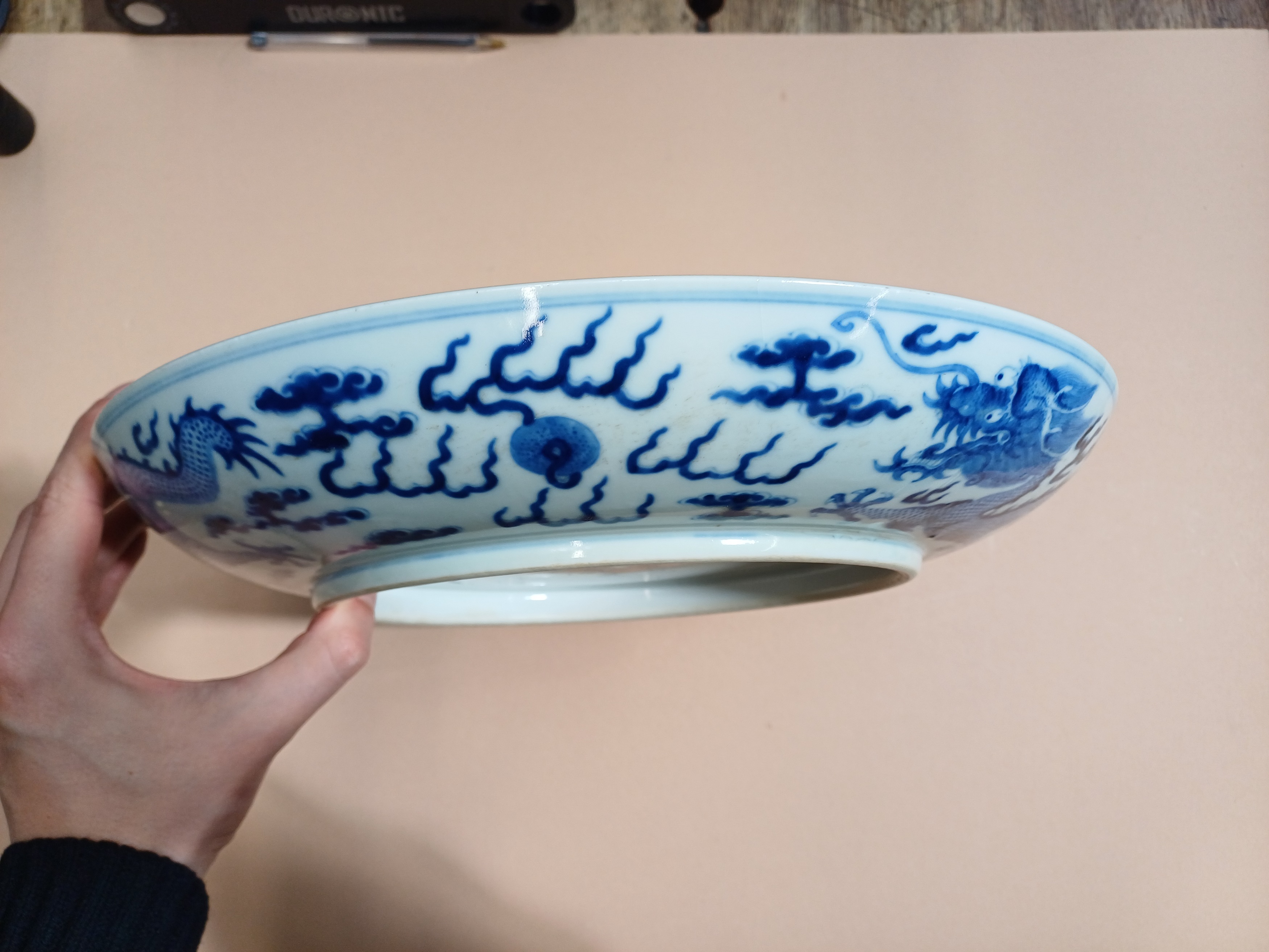 A LARGE CHINESE BLUE AND WHITE 'DRAGONS' DISH 清光緒 青花雙龍趕珠紋大盤 《大清光緒年製》款 - Image 4 of 16