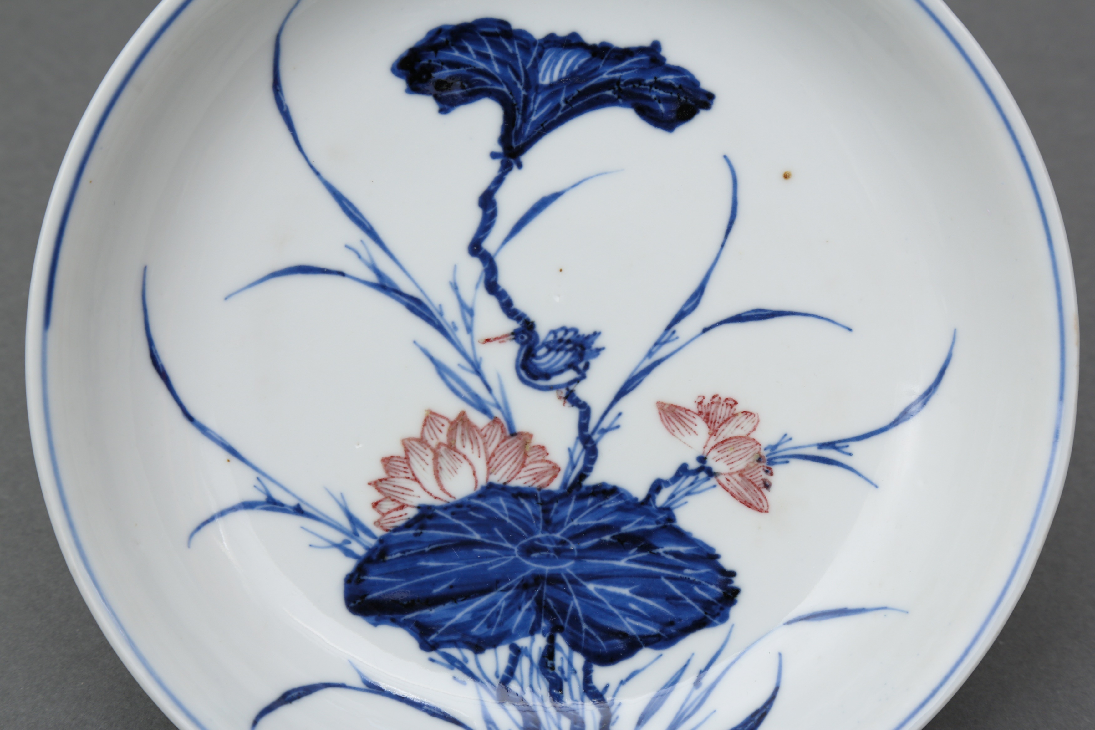 A RARE CHINESE BLUE AND WHITE AND COPPER-RED 'LOTUS AND EGRET' DISH 清康熙 青花釉裡紅一路連科圖盤 - Image 4 of 13