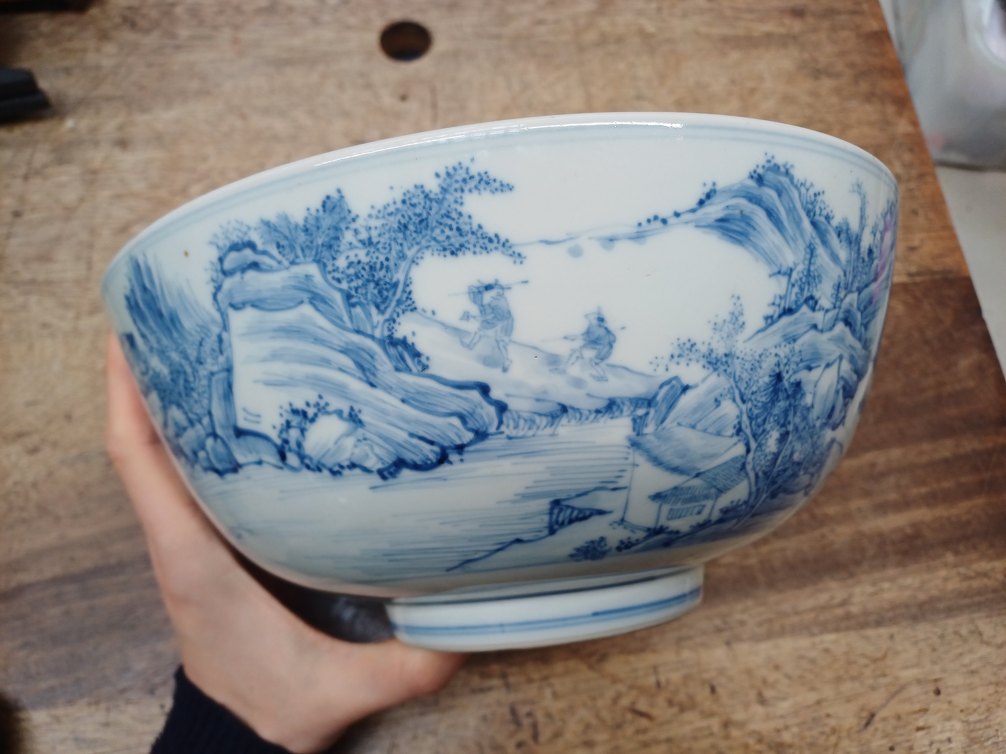 A RARE CHINESE BLUE AND WHITE 'MASTER OF THE ROCKS' BOWL 清康熙或雍正 青花山水人物圖紋盌 - Image 6 of 19