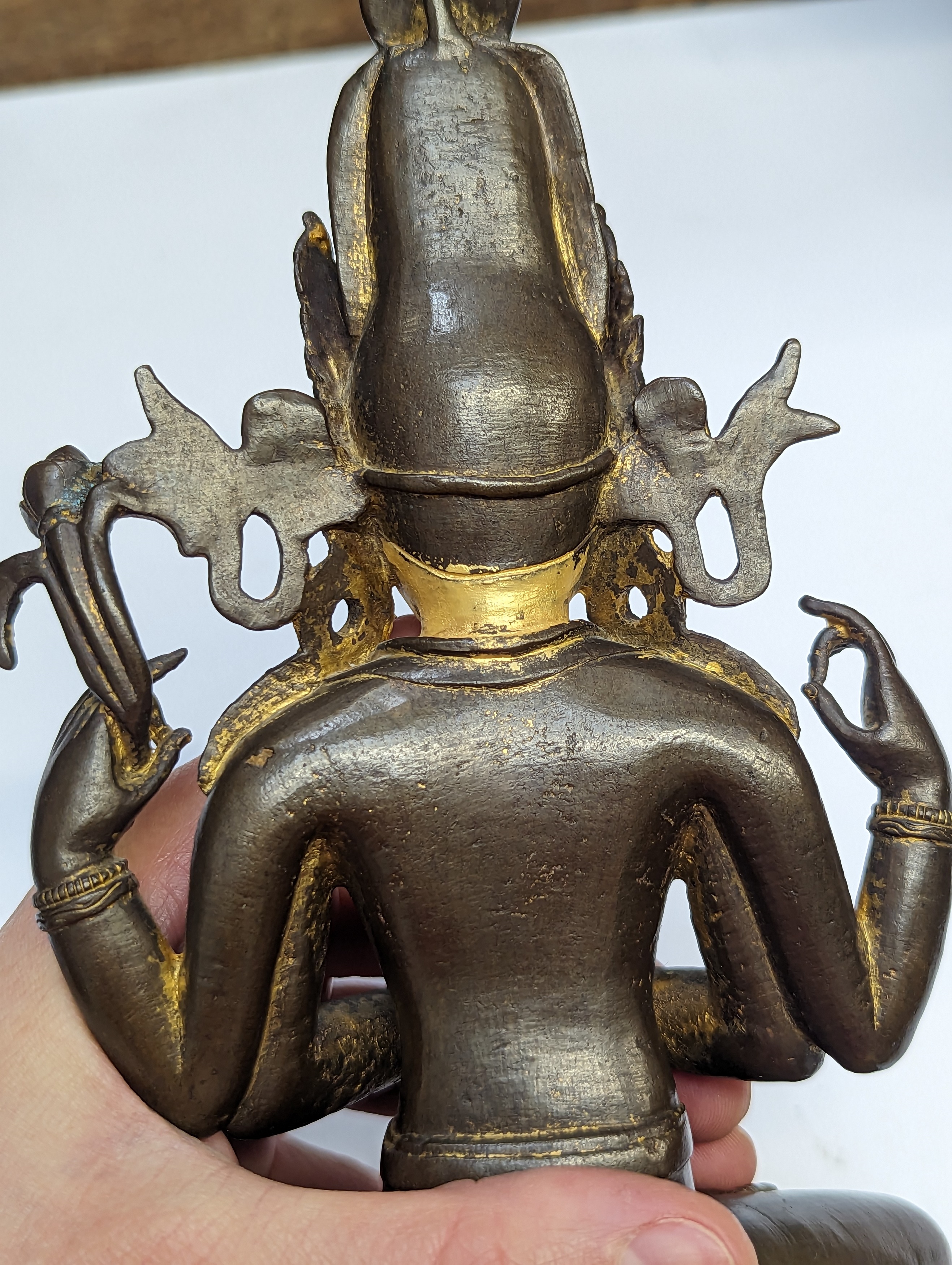 A TIBETAN GILT-BRONZE FIGURE OF SADAKSARI 十四世紀 銅鎏金觀音坐像 - Image 10 of 18