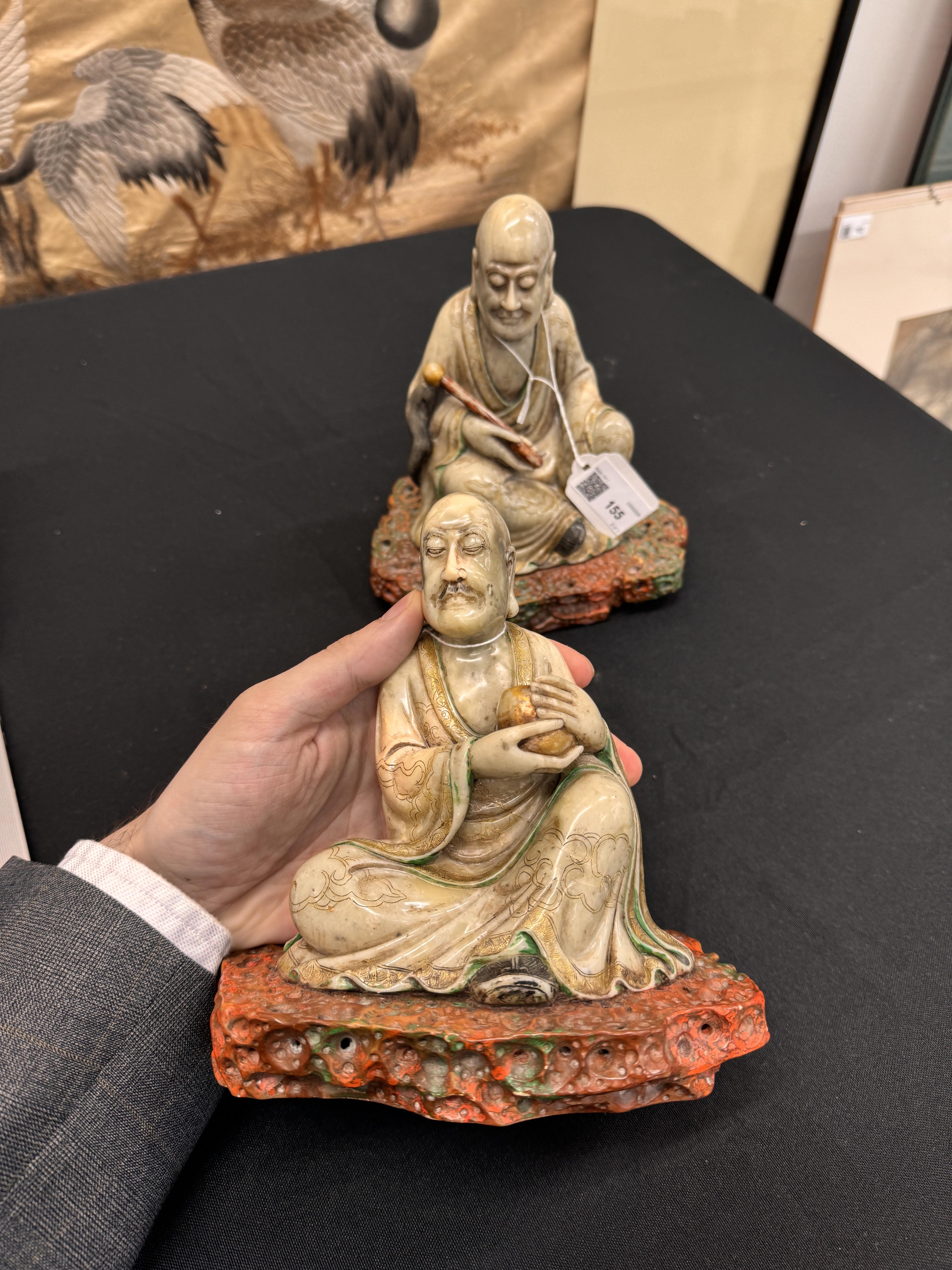 A PAIR OF FINE CHINESE SOAPSTONE 'LUOHAN' FIGURES 清康熙 壽山石羅漢坐像一對 - Image 20 of 24
