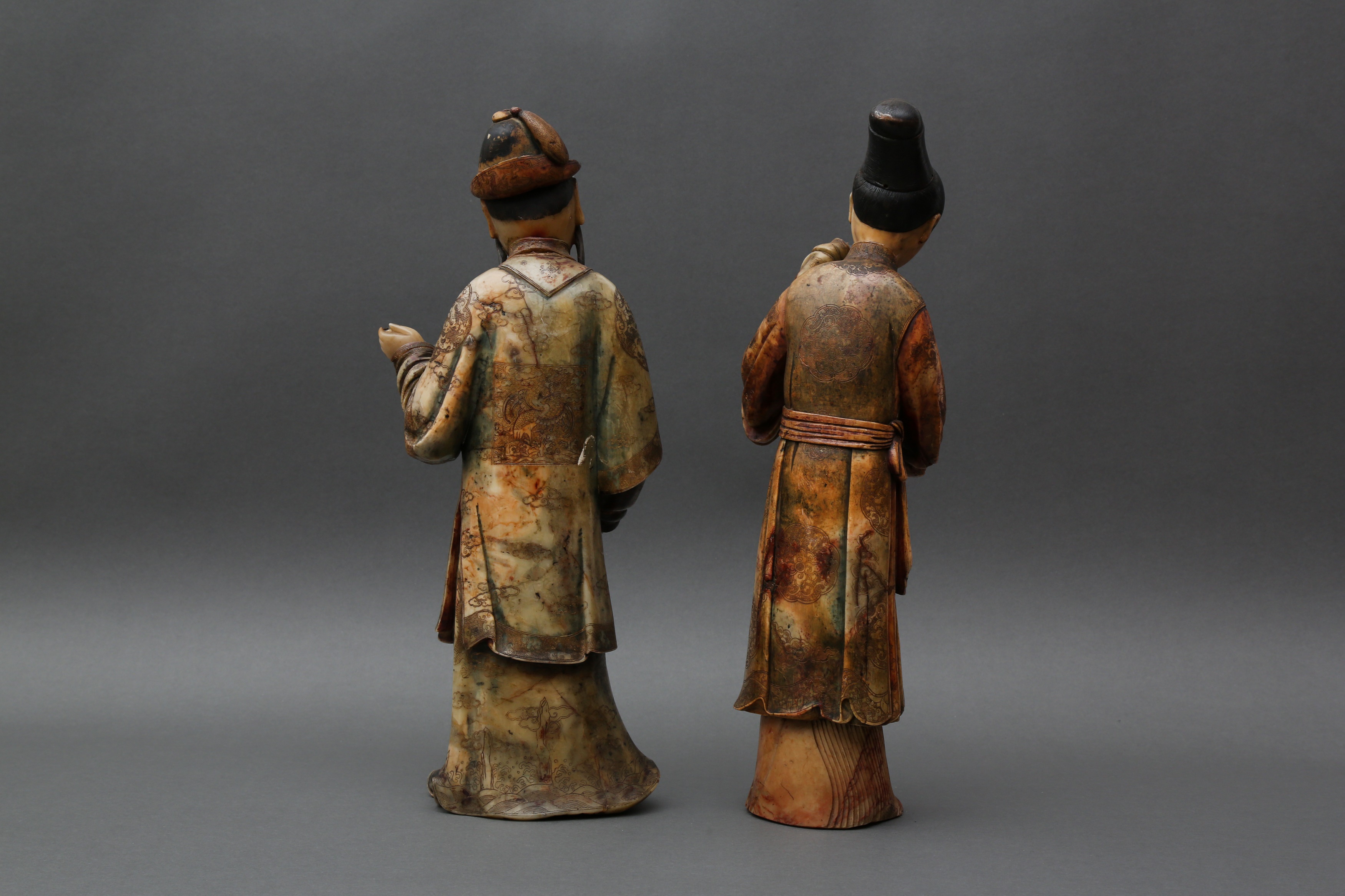 TWO RARE AND IMPRESSIVE CHINESE SOAPSTONE STANDING COURT FIGURES 清十八世紀 壽山石清廷人物像兩件 - Image 9 of 47