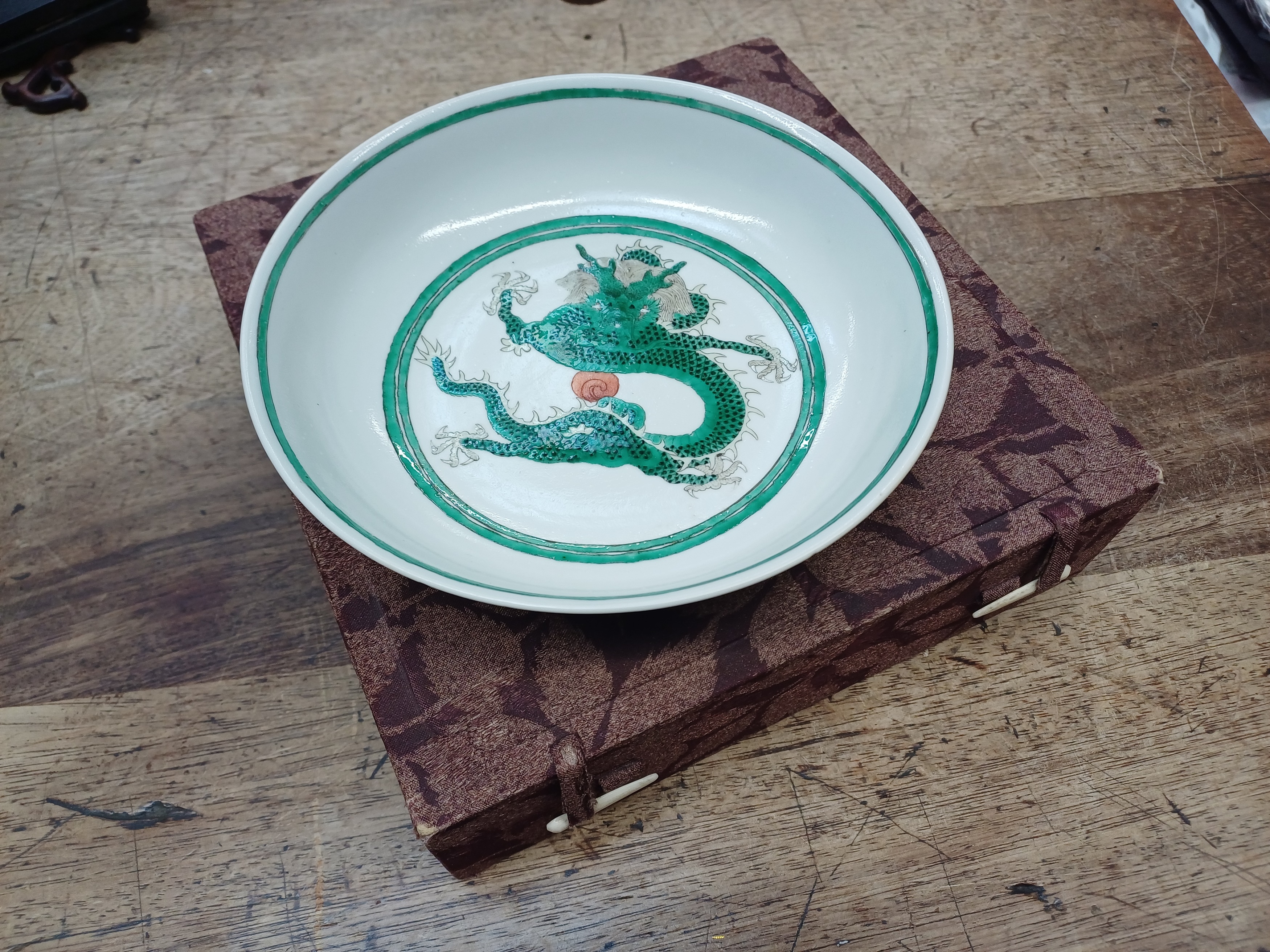 A CHINESE GREEN-ENAMELLED 'DRAGONS' DISH 清同治 綠彩龍紋盤 《大清同治年製》款 - Image 3 of 18