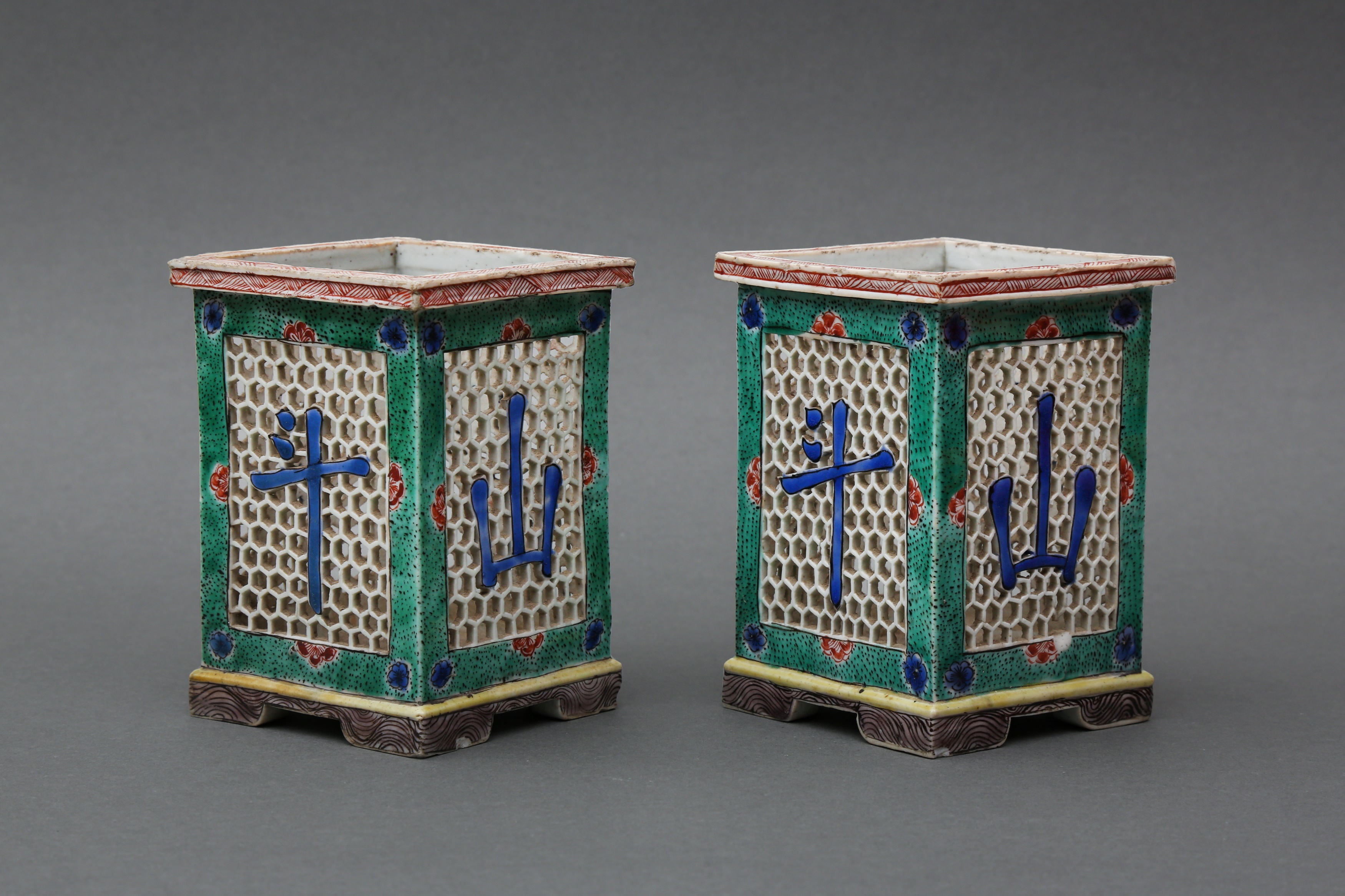 A PAIR OF RARE CHINESE FAMILLE-VERTE BISCUIT OPENWORK BRUSHPOTS, BITONG 清康熙 蘇三彩文章三斗方筆筒一對 - Image 2 of 21