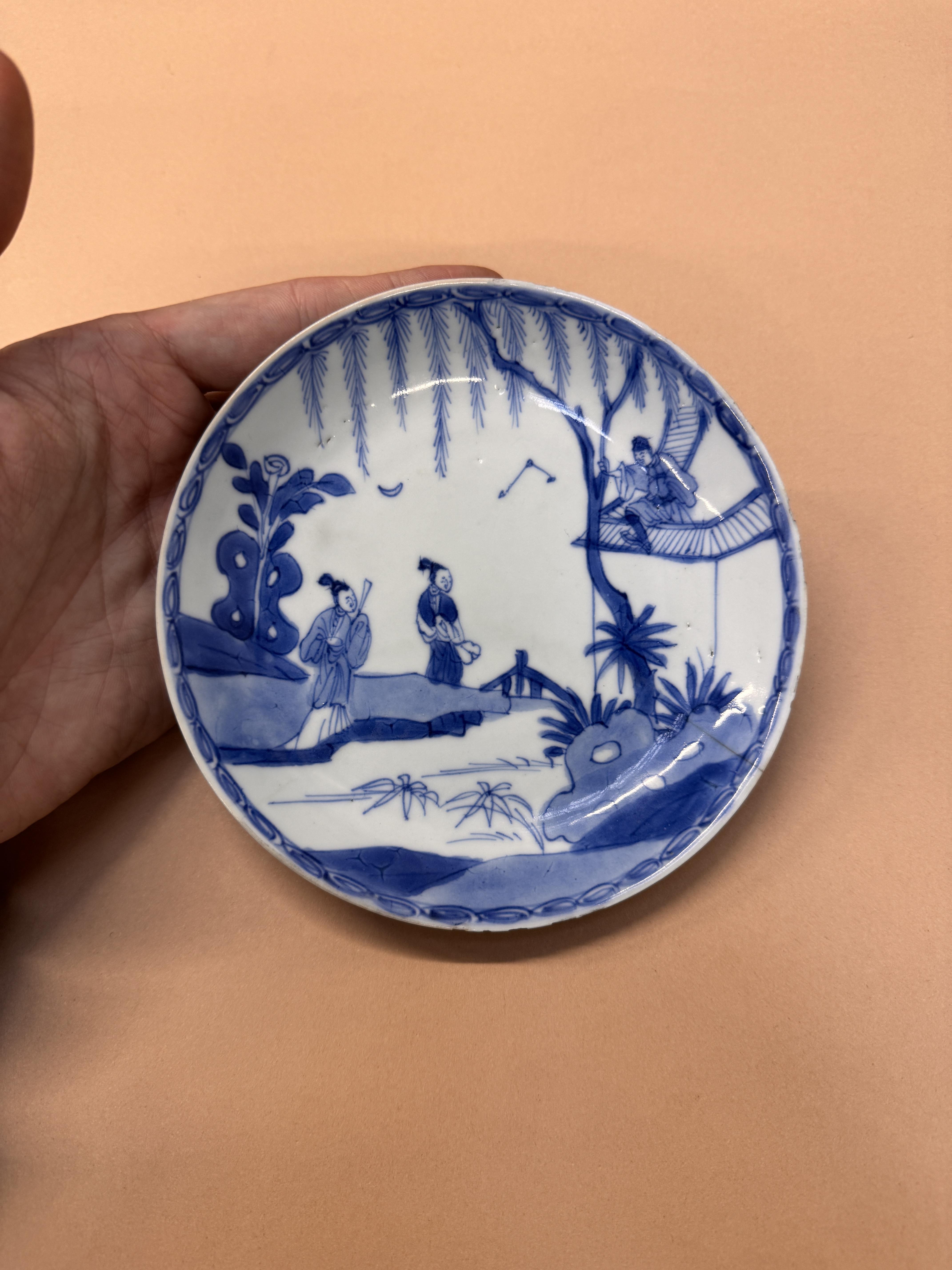 A CHINESE BLUE AND WHITE 'ROMANCE OF THE WESTERN CHAMBER' DISH 清康熙 青花繪西廂記人物故事圖盤 - Image 7 of 9