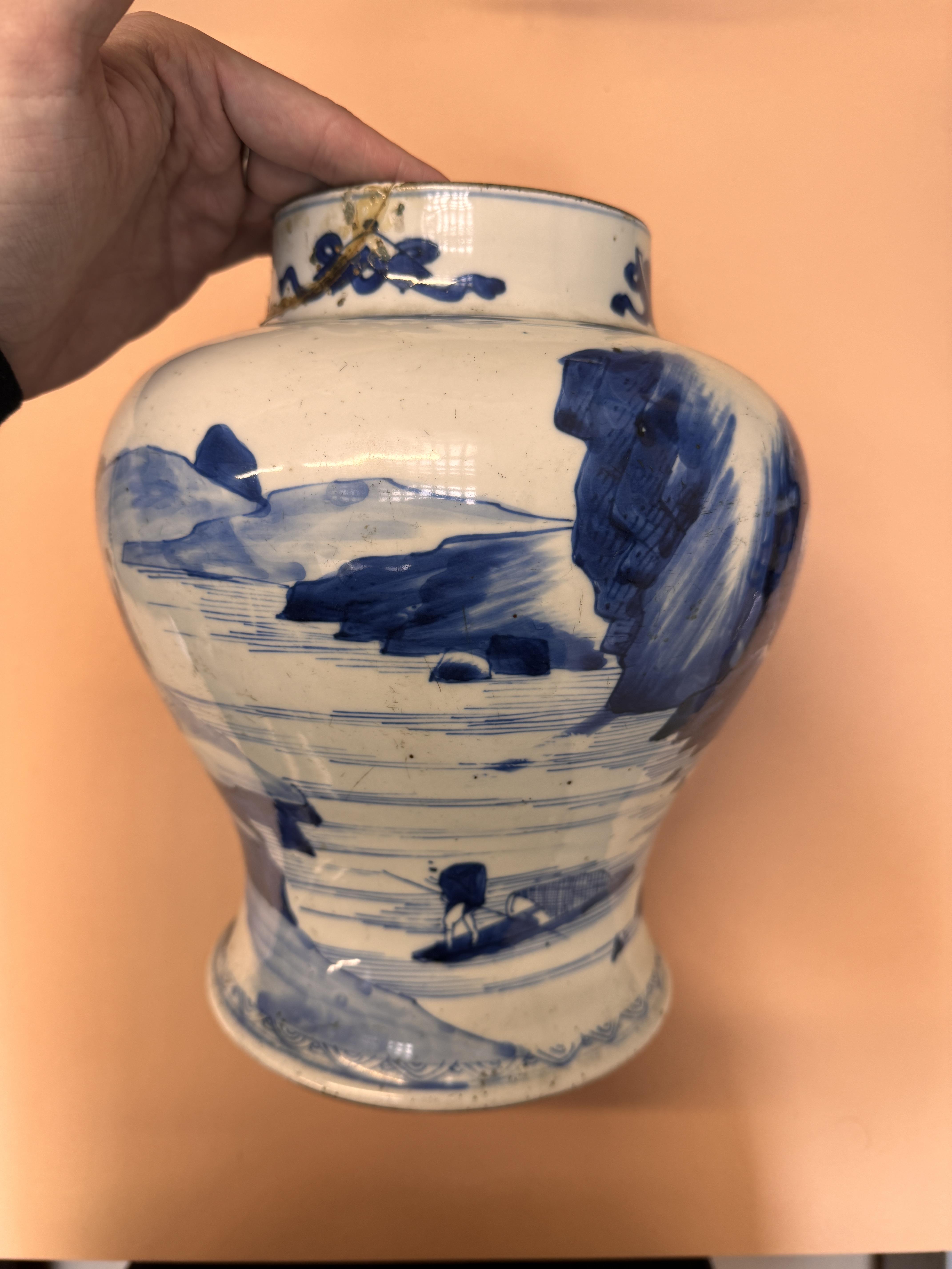 A CHINESE BLUE AND WHITE 'LANDSCAPE' VASE 清康熙 青花山水圖紋瓶 - Image 13 of 22