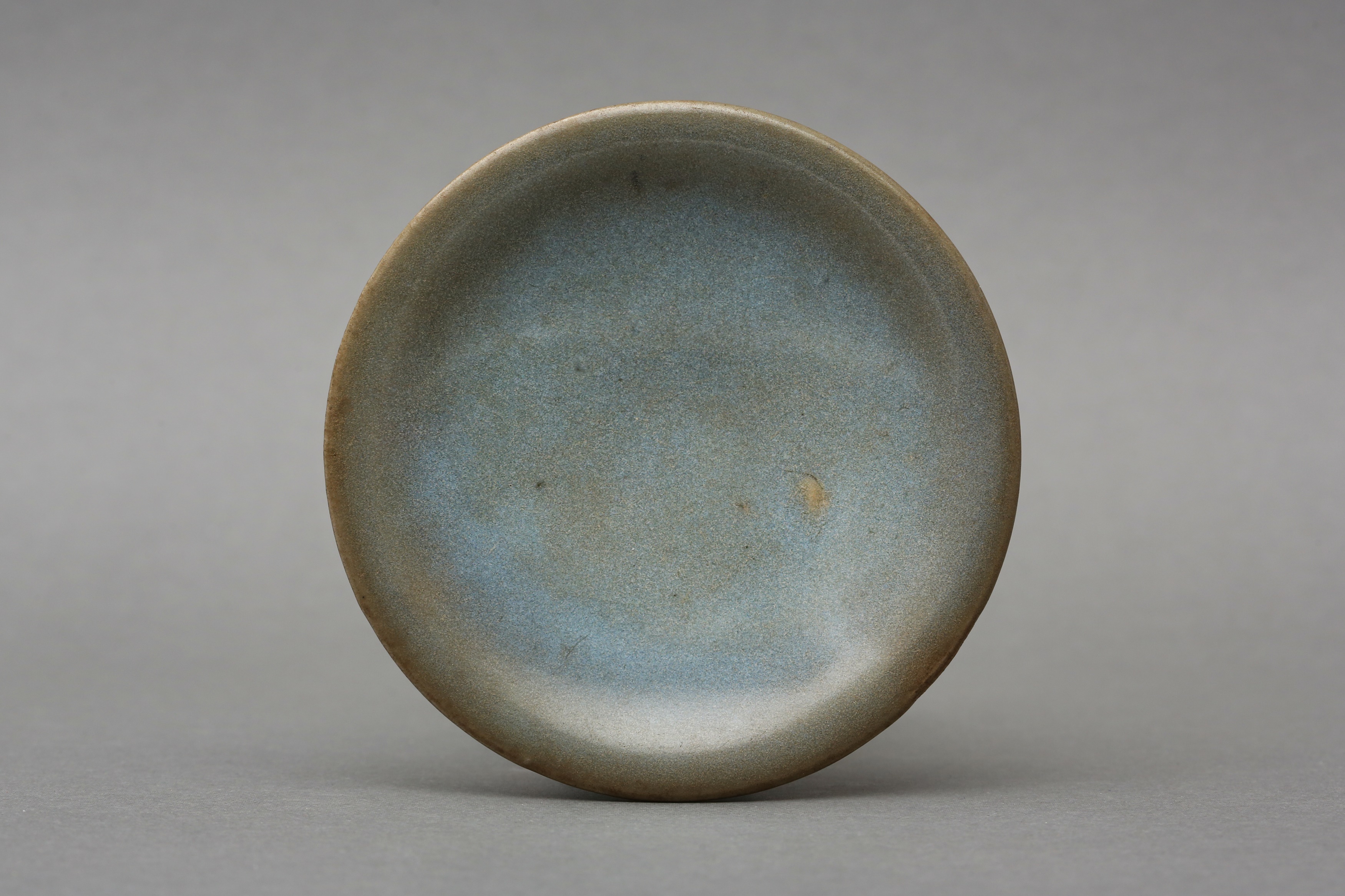 A SMALL CHINESE 'JUN' BLUE-GLAZED SHALLOW DISH 宋 鈞窯盤